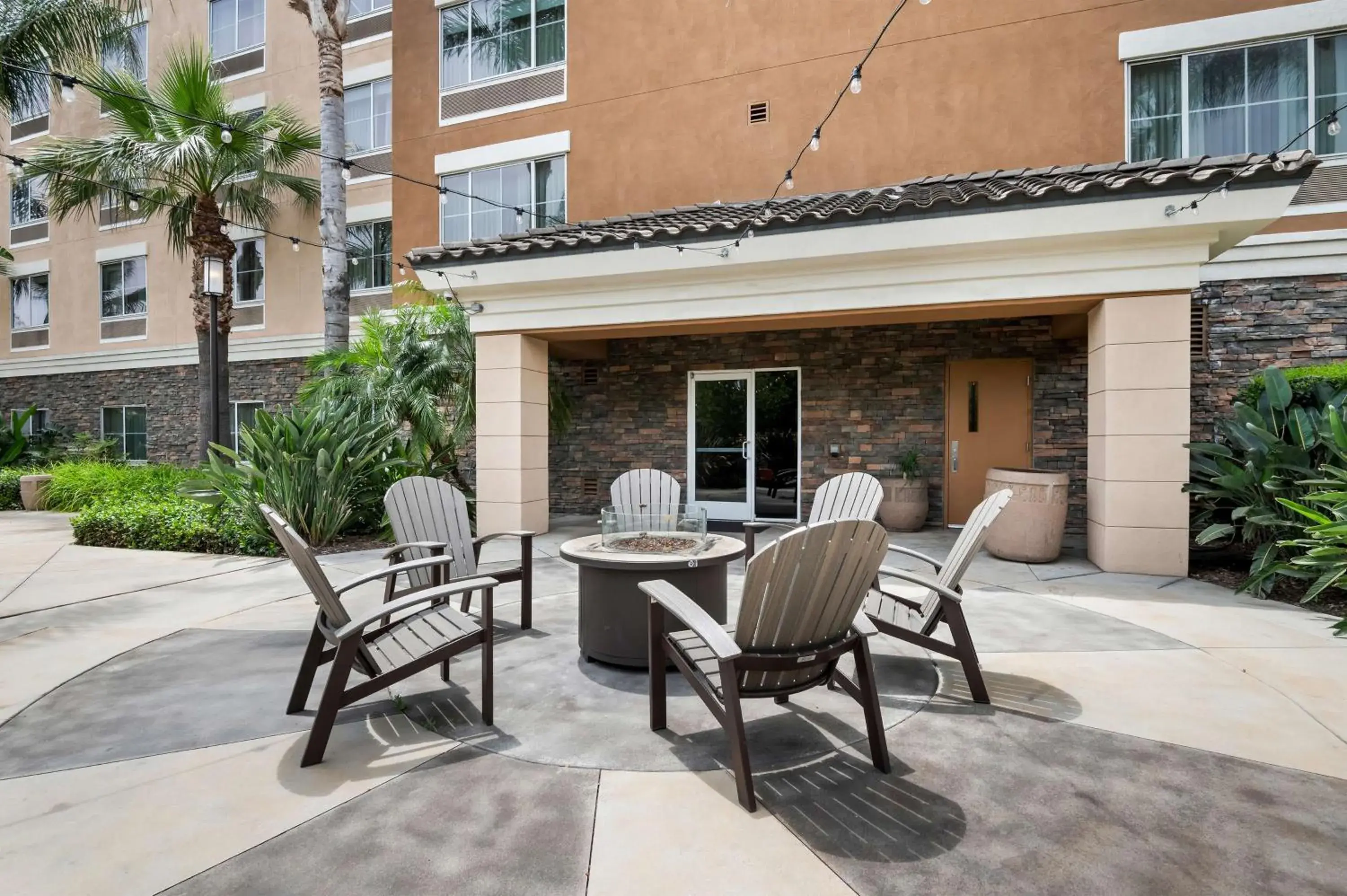 Property building in Best Western Ontario Mills Mall Property building in Best Western Ontario Mills Mall