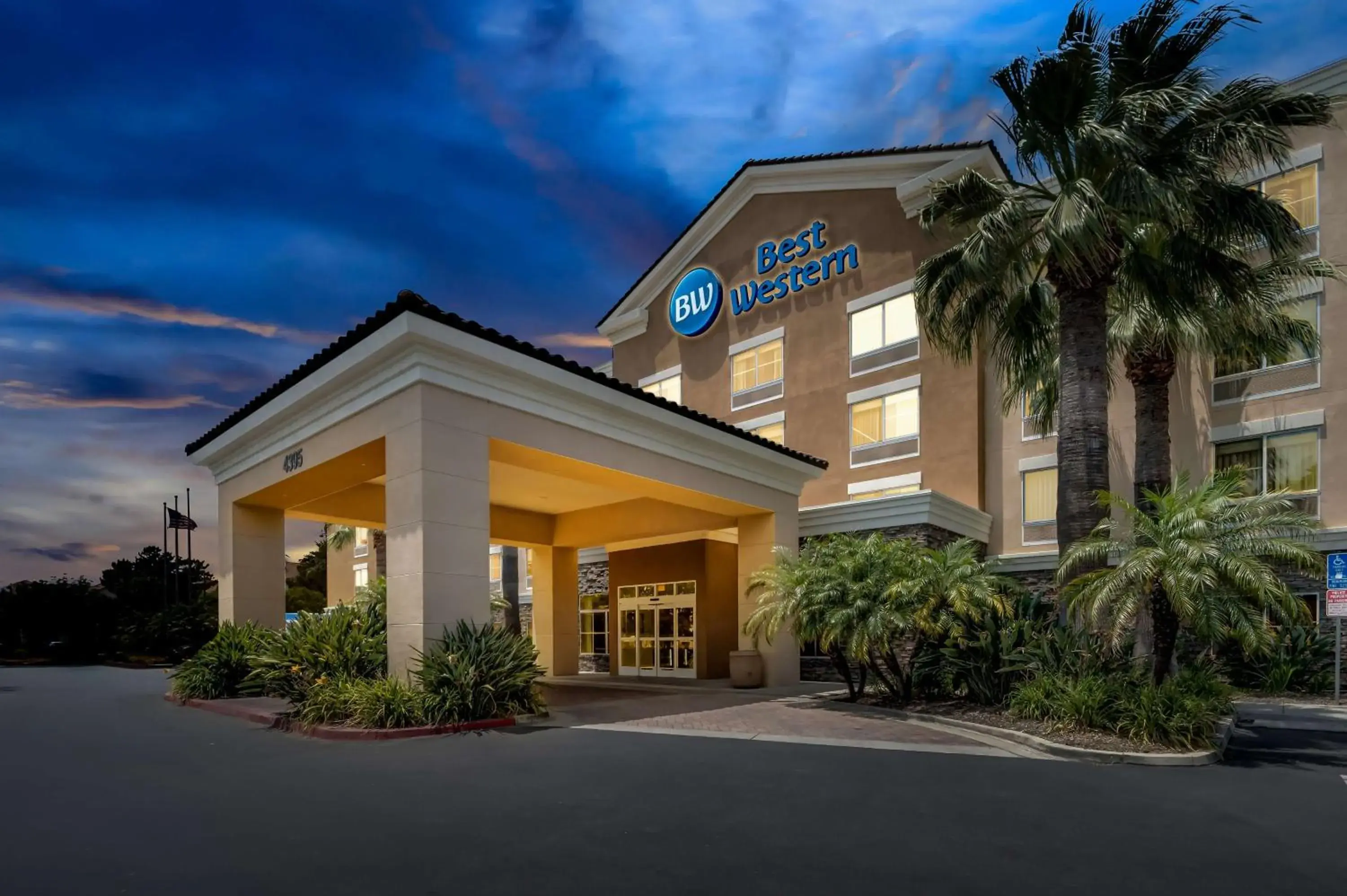 Property building in Best Western Ontario Mills Mall Property building in Best Western Ontario Mills Mall