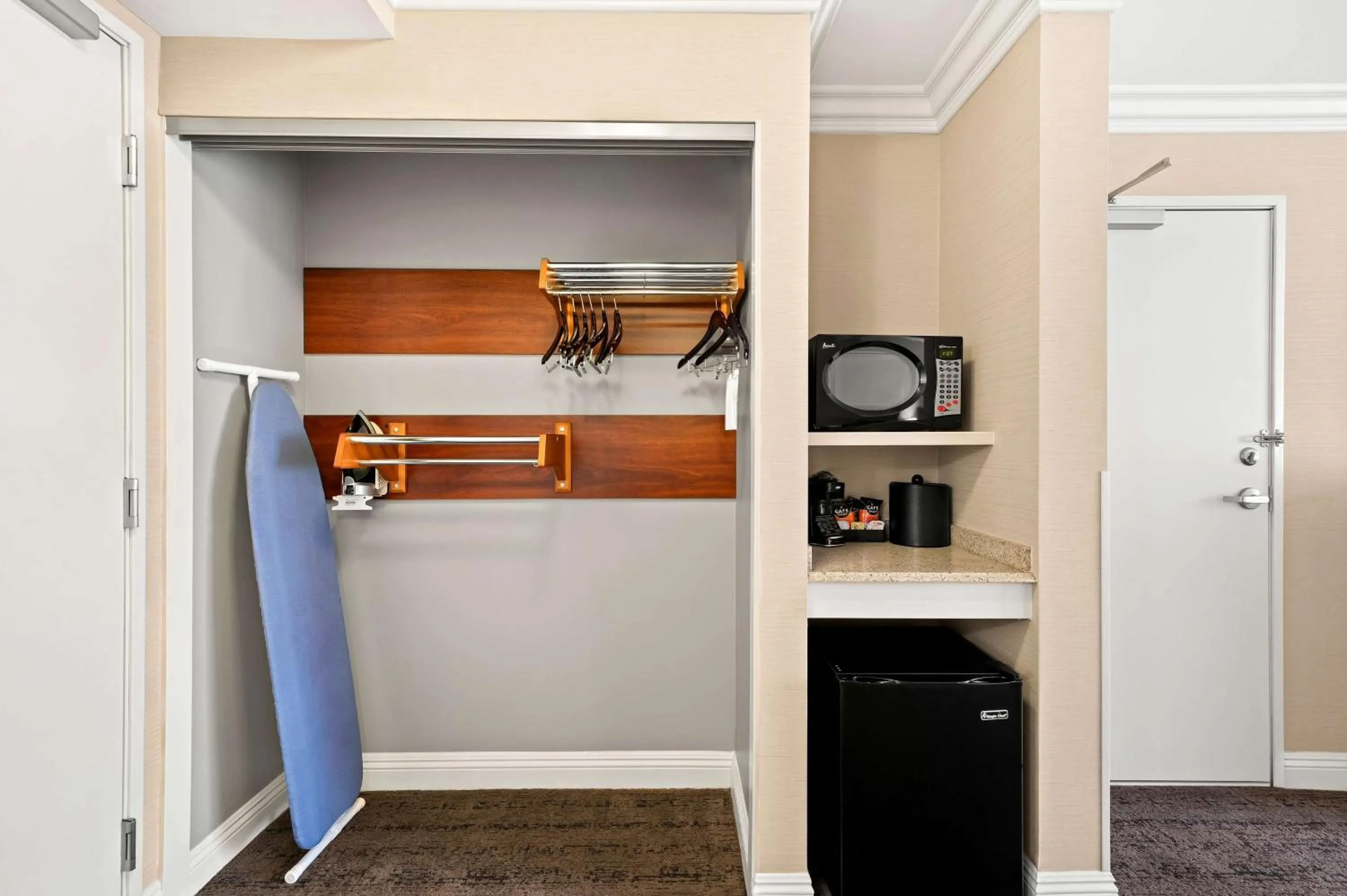 Bedroom in Best Western Ontario Mills Mall