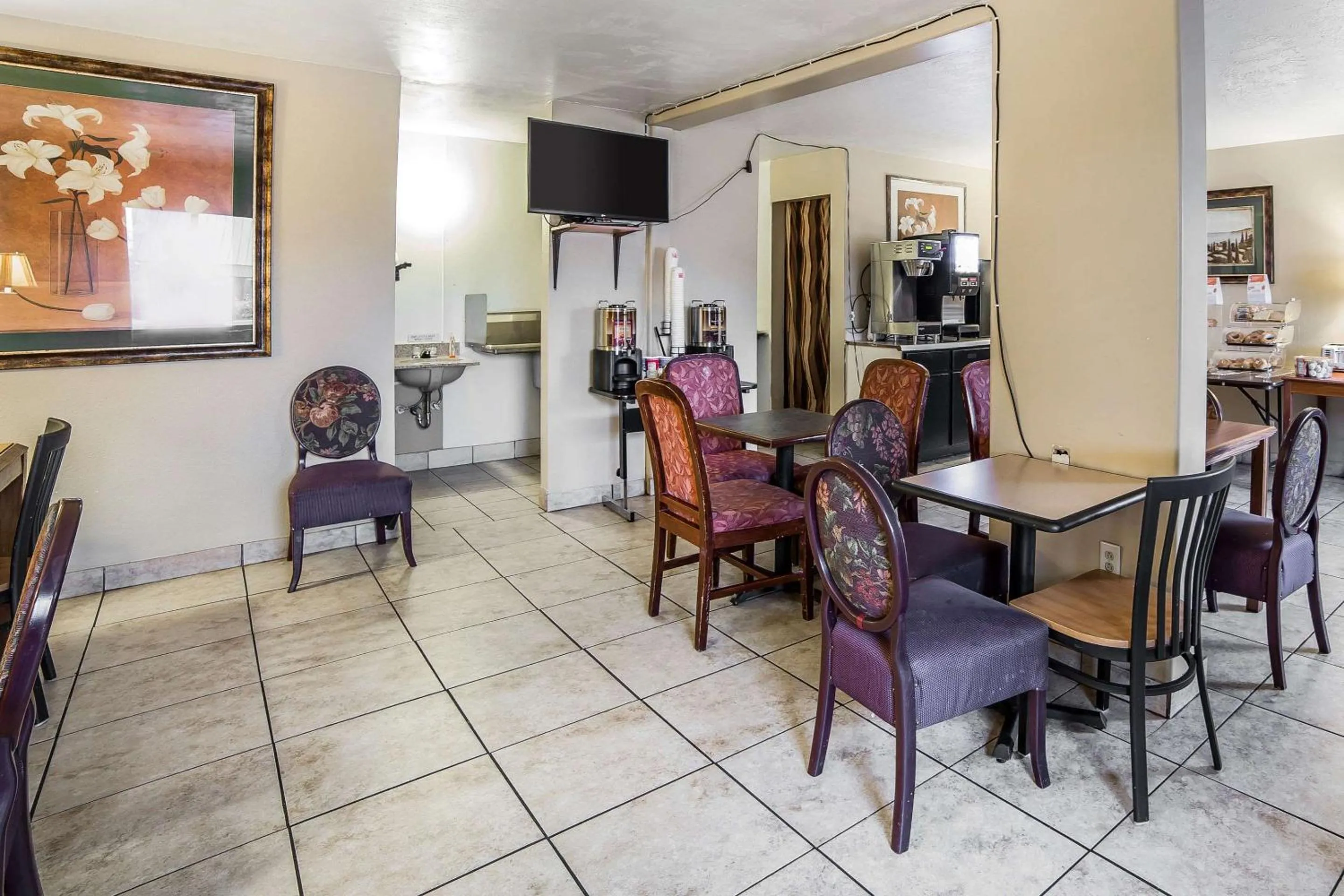 Restaurant/places to eat in Econo Lodge Downtown