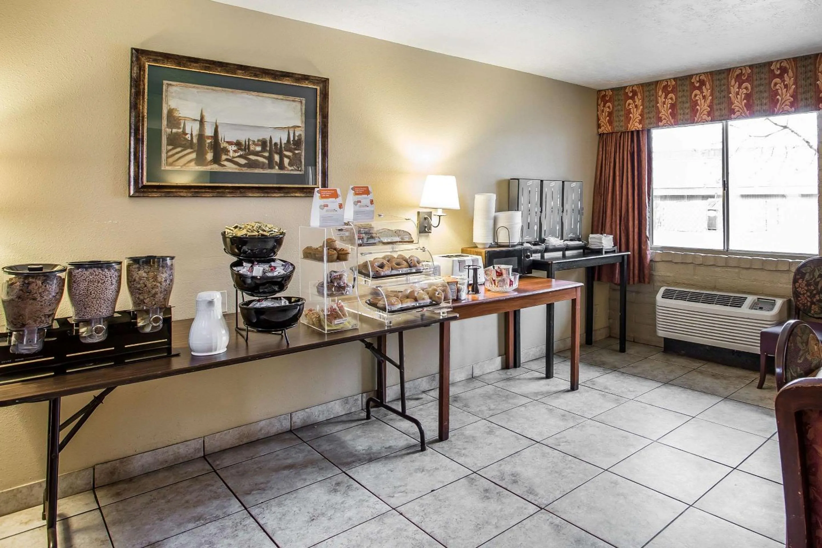 Restaurant/places to eat in Econo Lodge Downtown