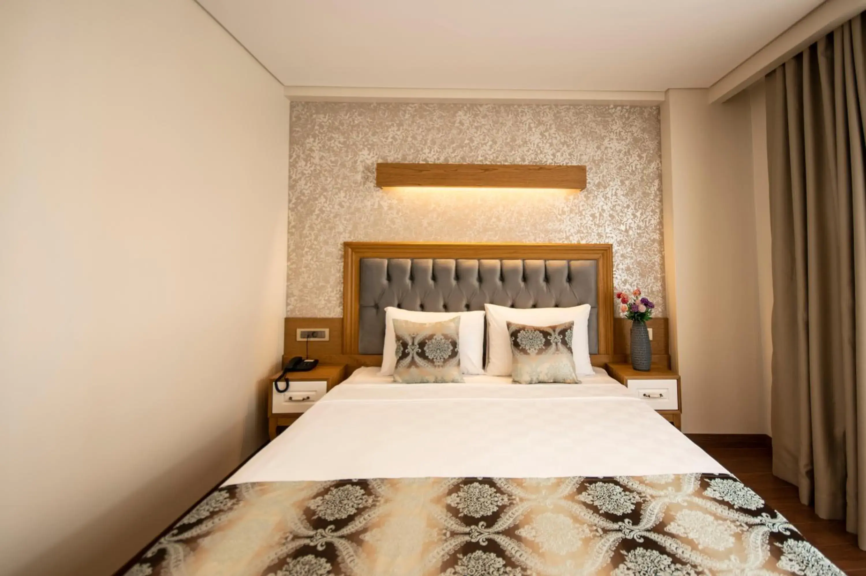 Bed in Eliza Hotel Bed in Eliza Hotel