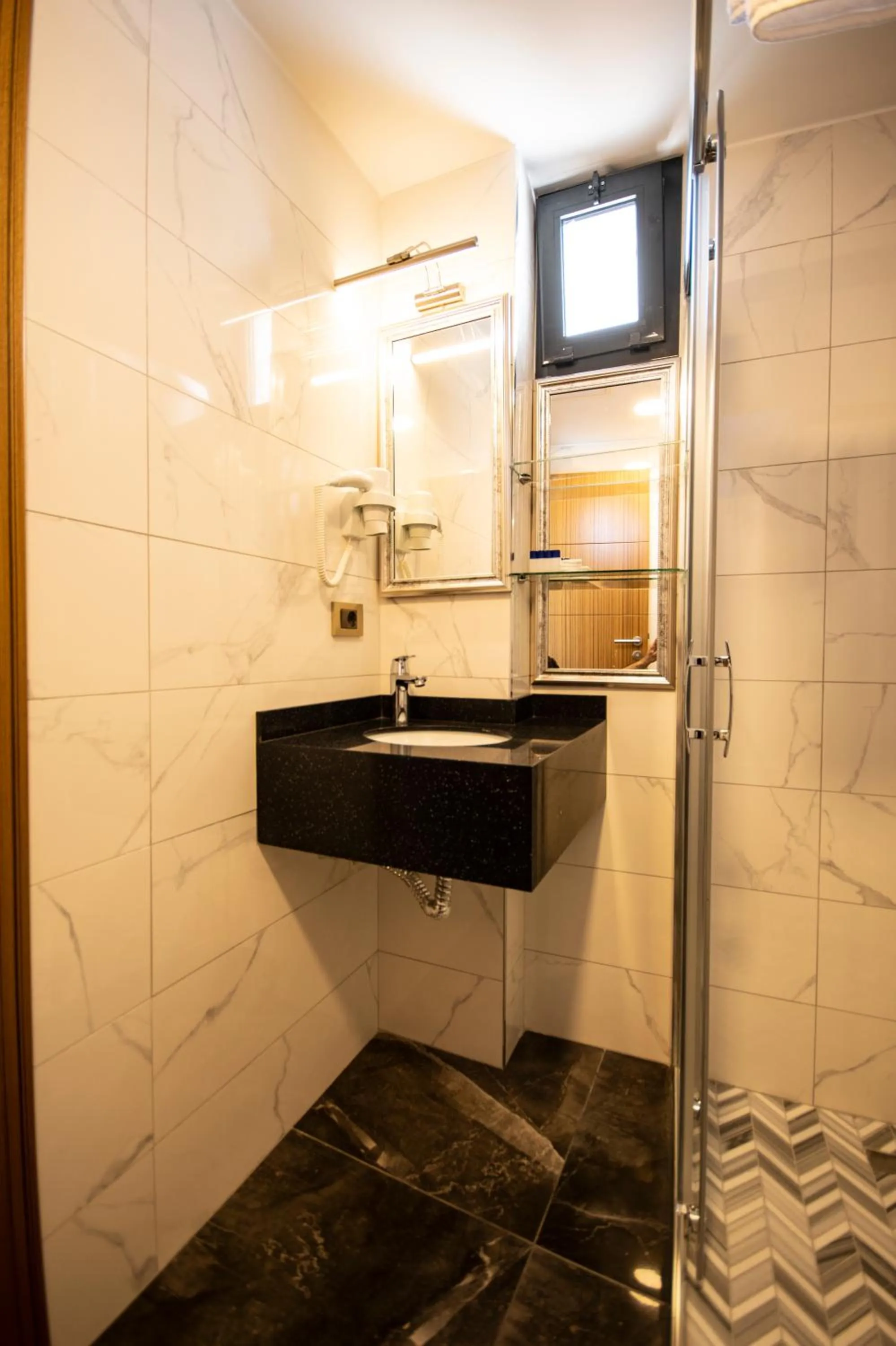 Shower in Eliza Hotel