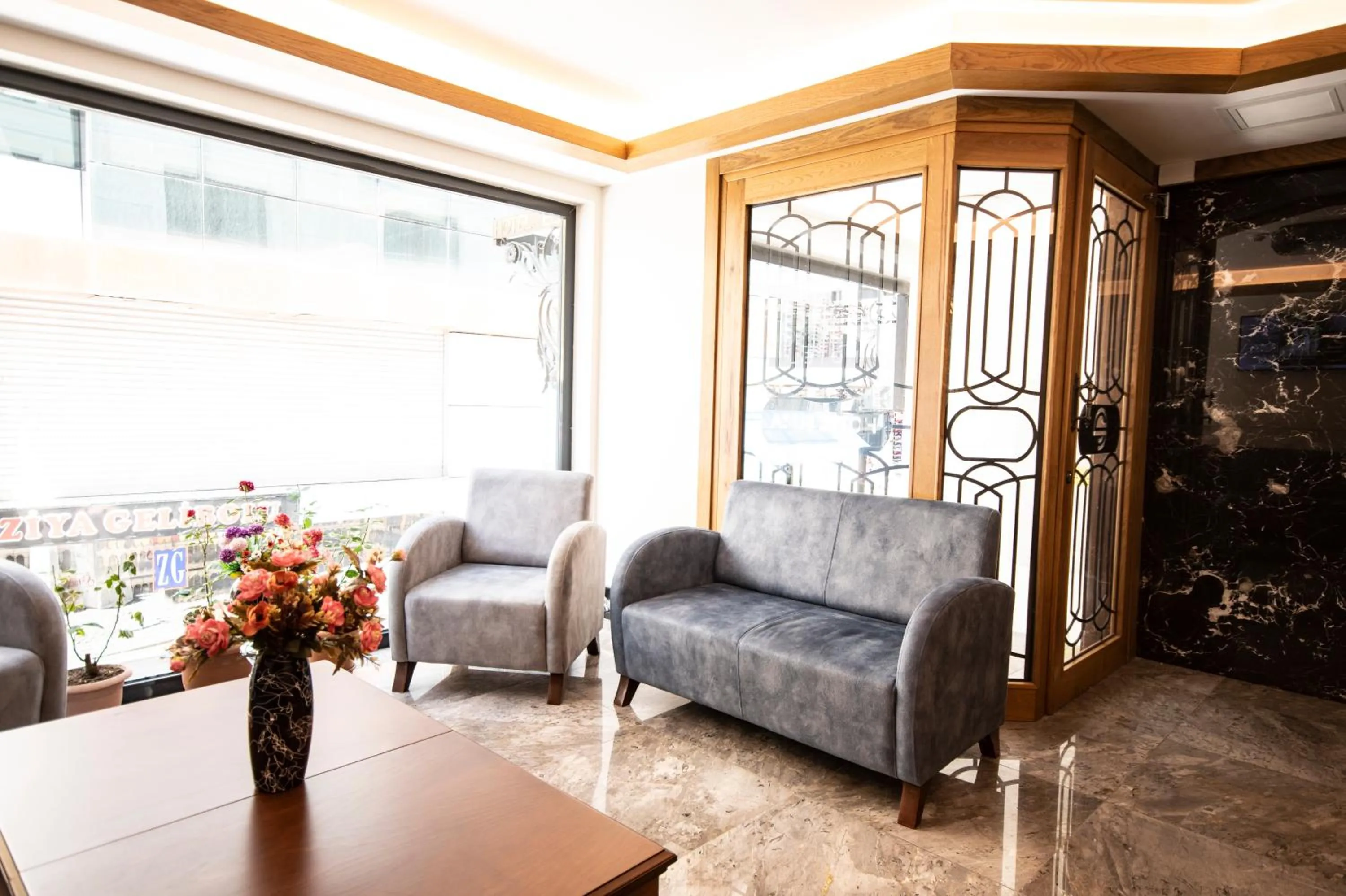 Living room in Eliza Hotel