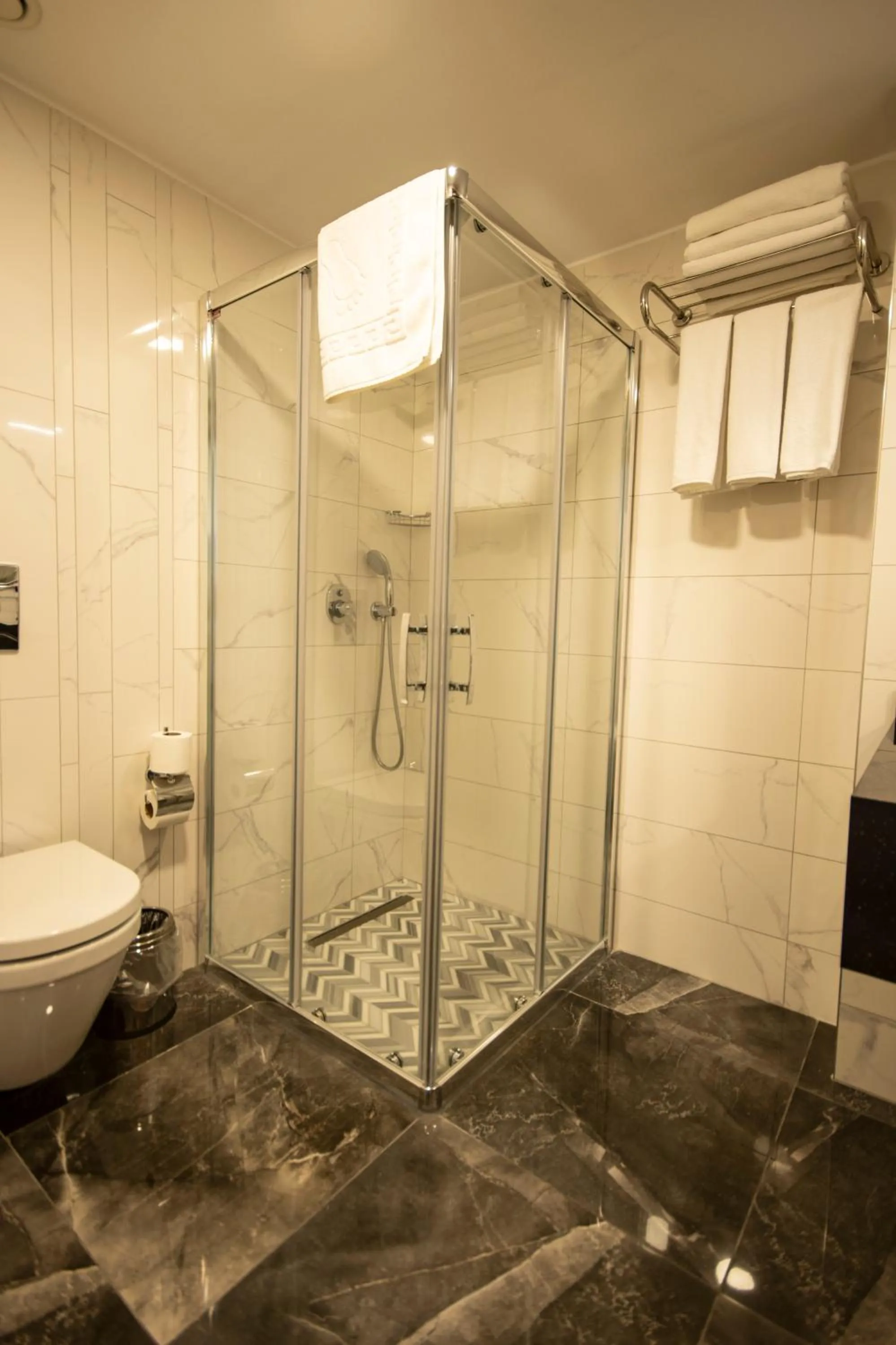 Shower in Eliza Hotel