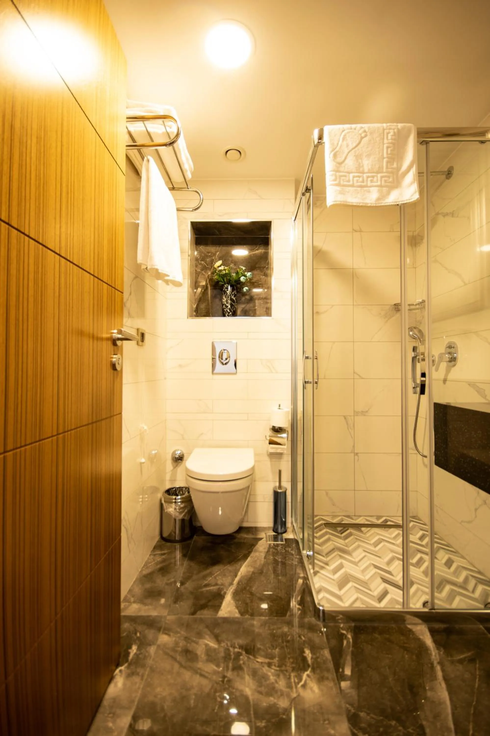 Shower in Eliza Hotel