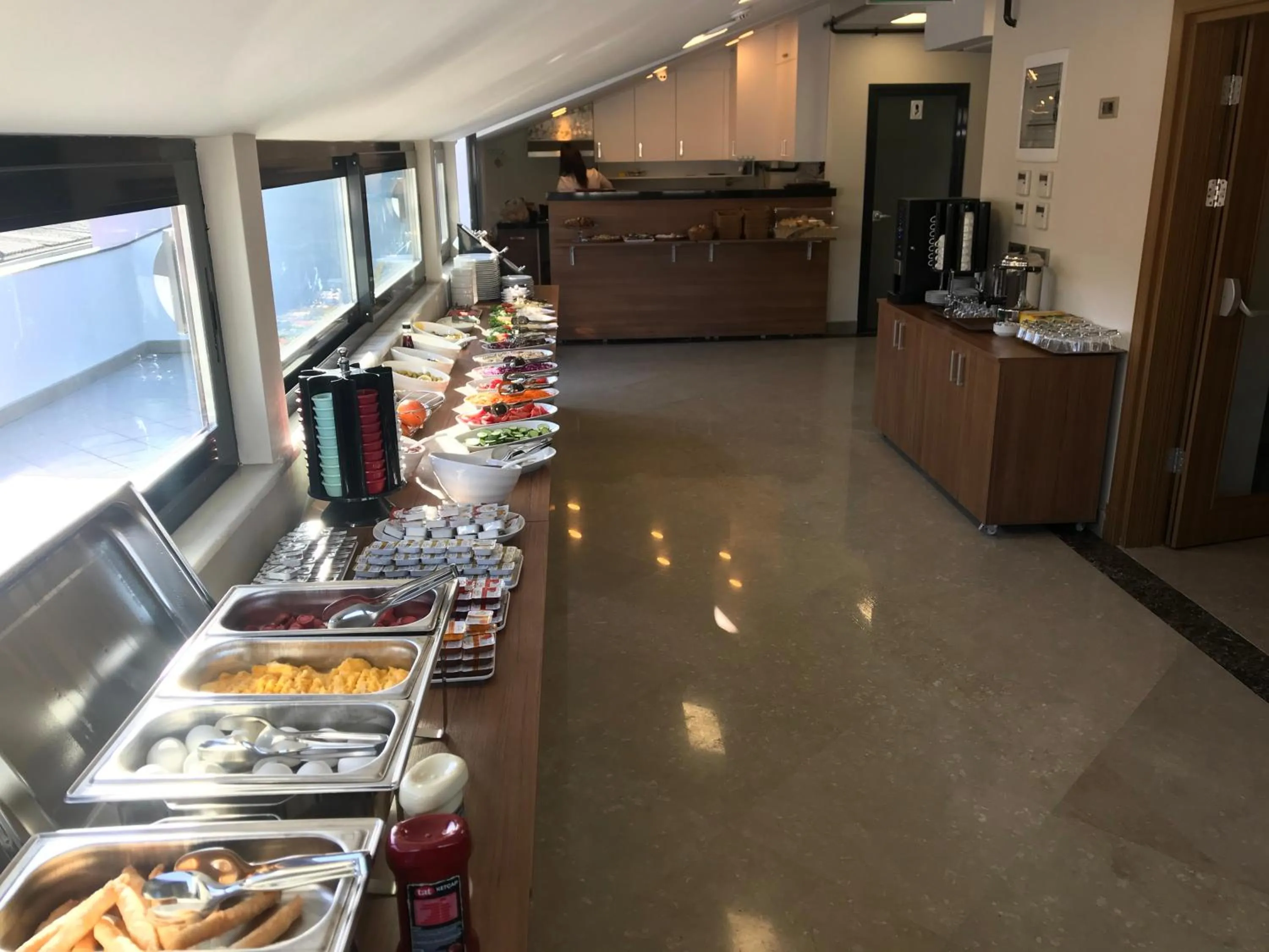 Restaurant/places to eat in Eliza Hotel