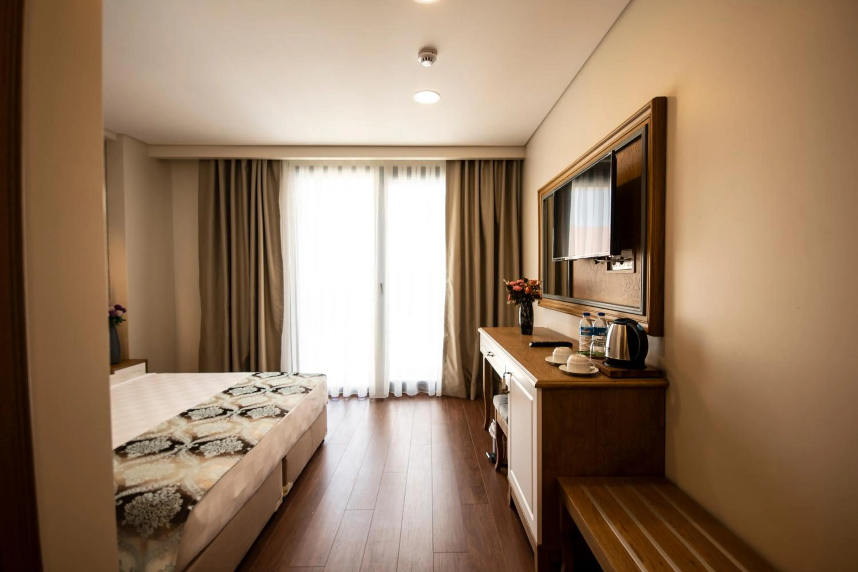 Communal lounge/ TV room, Bed in Eliza Hotel