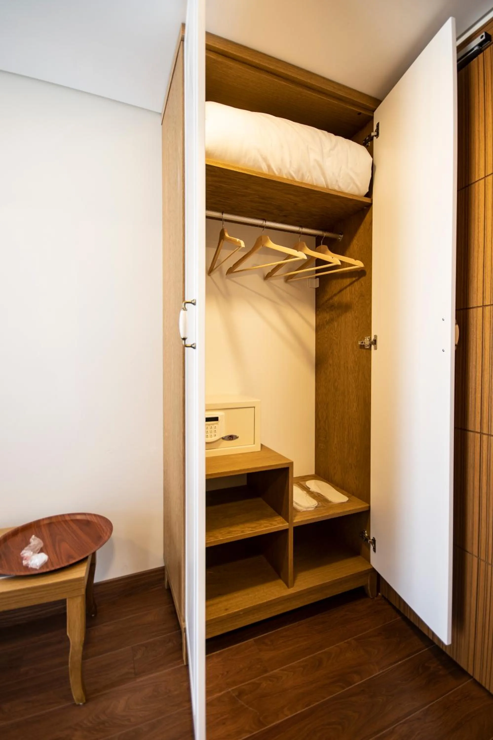 wardrobe, Bed in Eliza Hotel