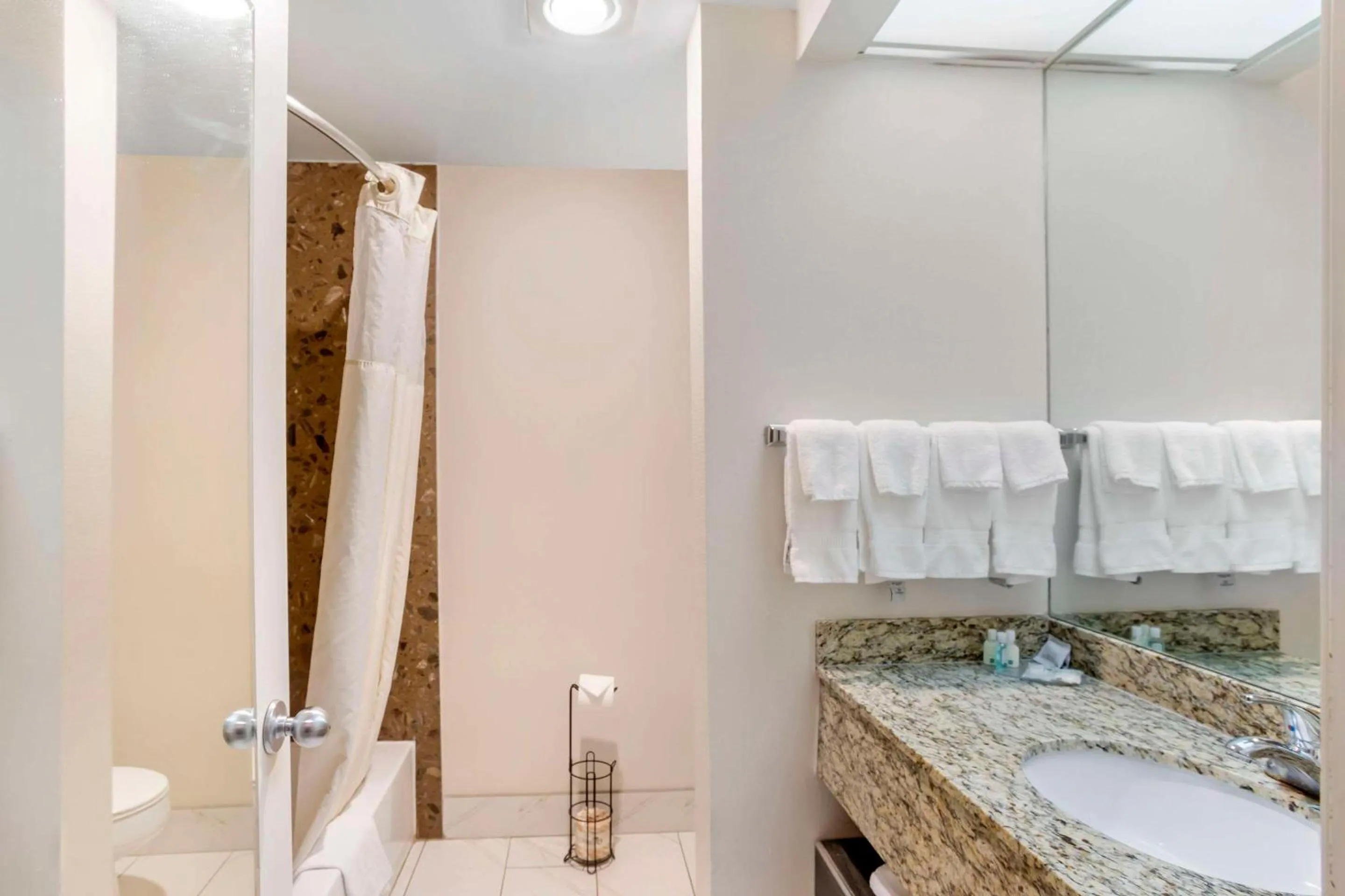 Bedroom in Quality Suites Moab near Arches National Park