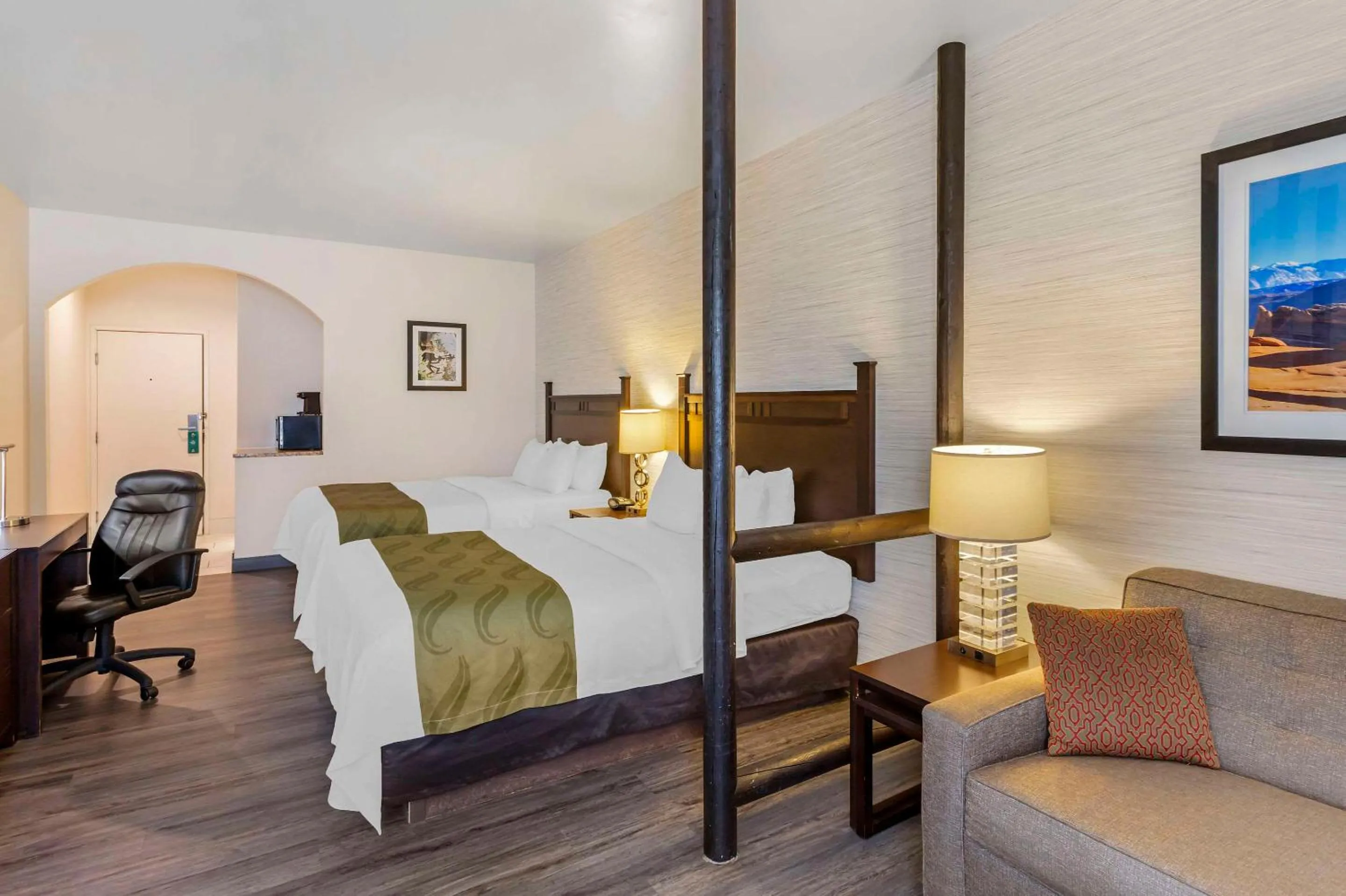 Bedroom, Bed in Quality Suites Moab near Arches National Park