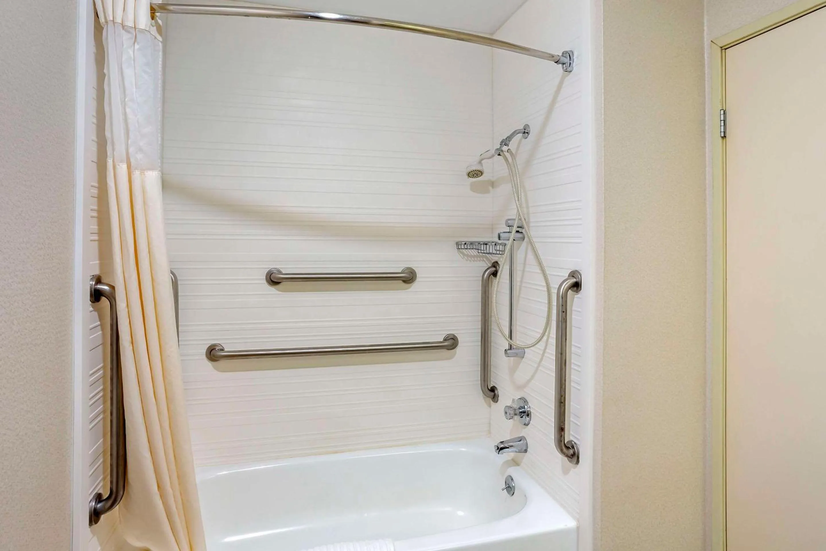 Bedroom in Quality Suites Moab near Arches National Park