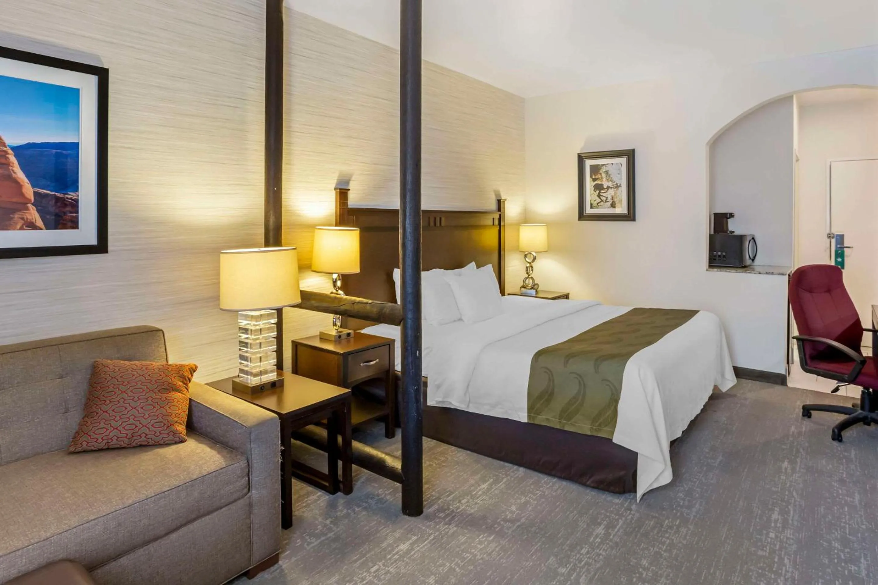 Bedroom, Bed in Quality Suites Moab near Arches National Park