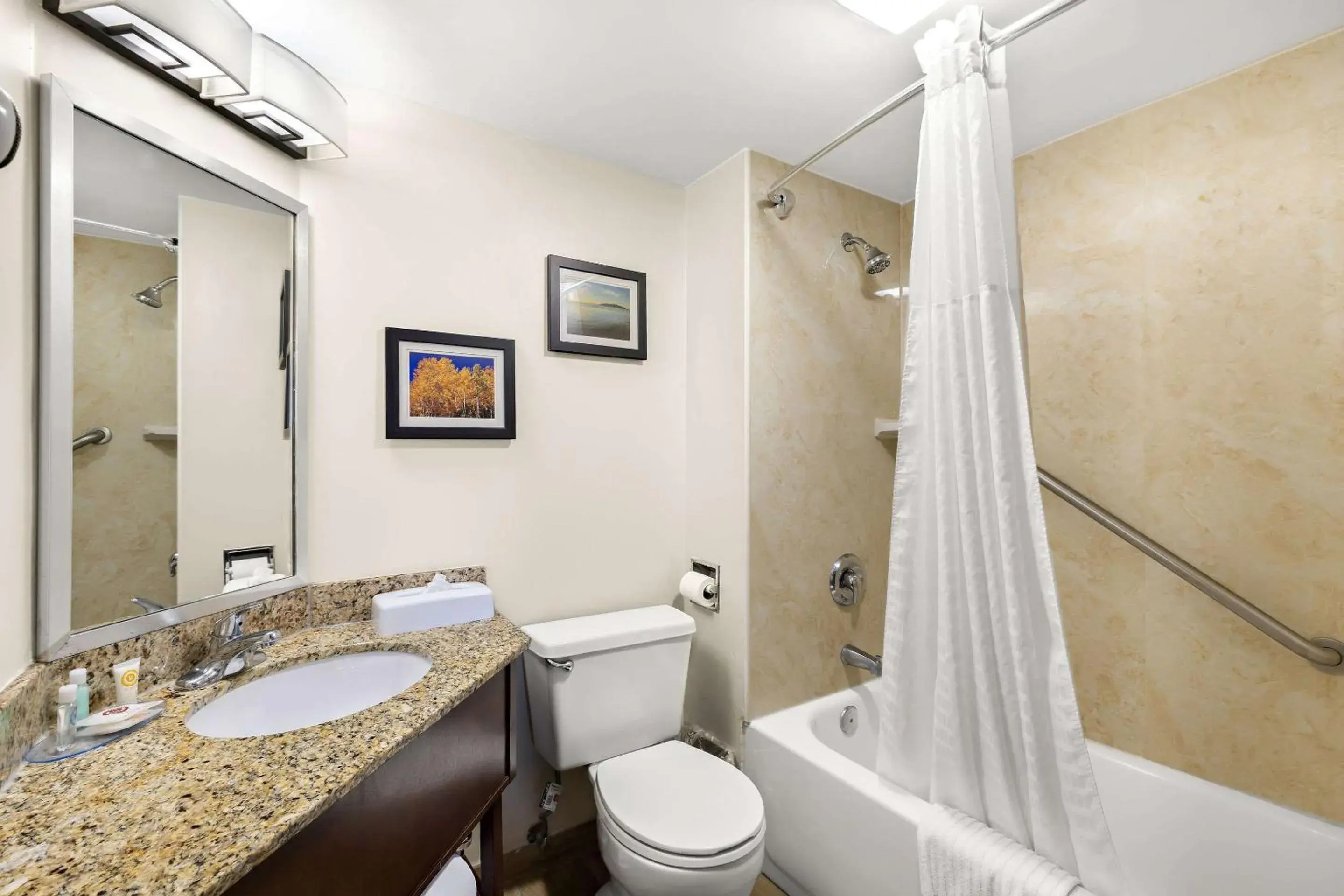 Bedroom in Comfort Inn Layton - Salt Lake City Bedroom in Comfort Inn Layton - Salt Lake City