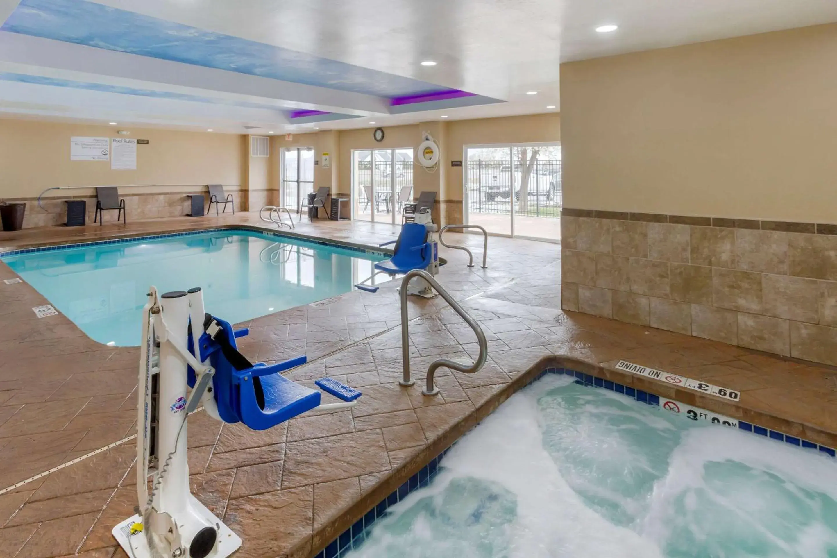 Swimming pool in Comfort Inn & Suites Woods Cross - Salt Lake City North Swimming pool in Comfort Inn & Suites Woods Cross - Salt Lake City North
