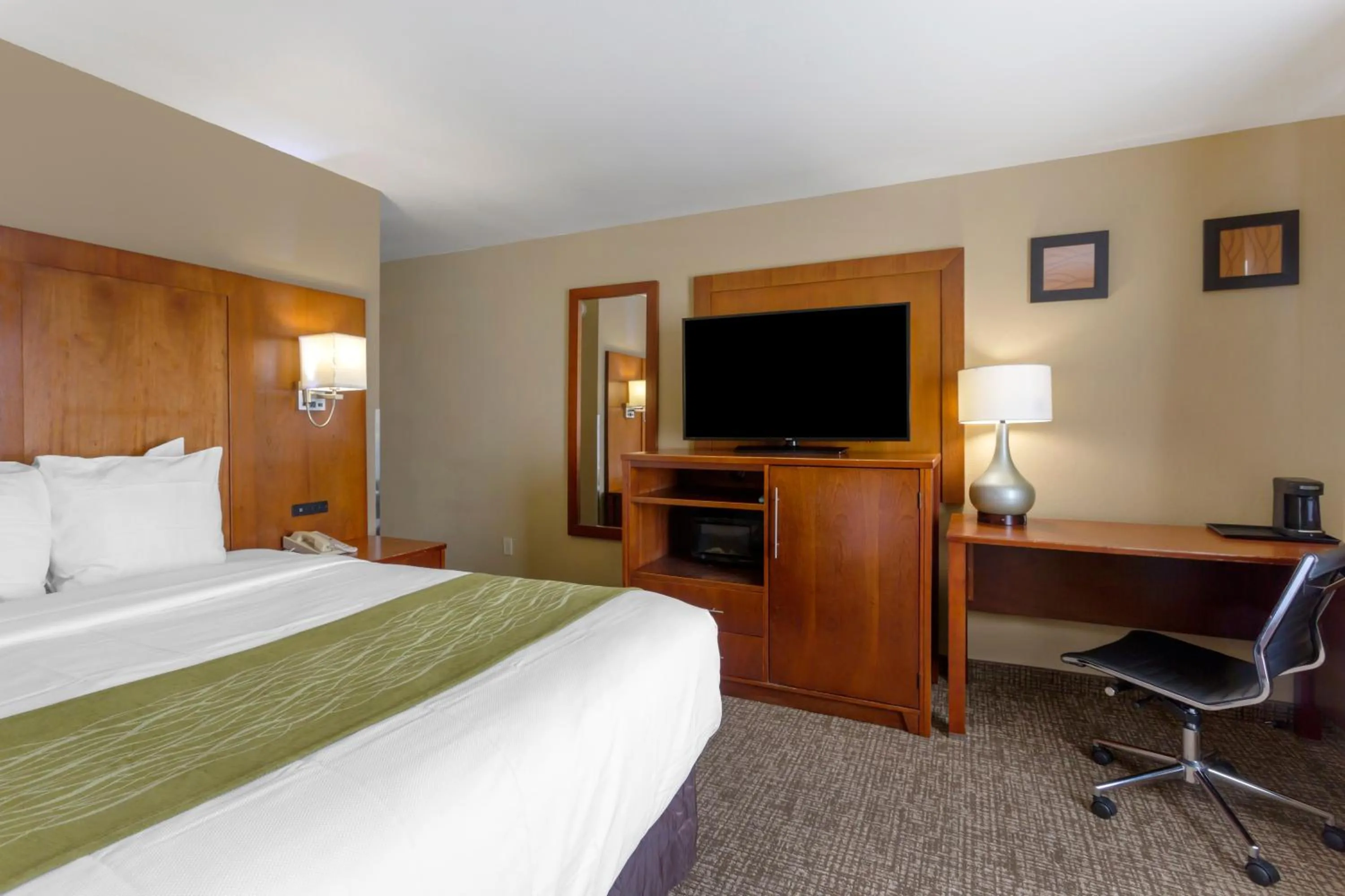 TV and multimedia, Bed in Comfort Inn & Suites Woods Cross - Salt Lake City North