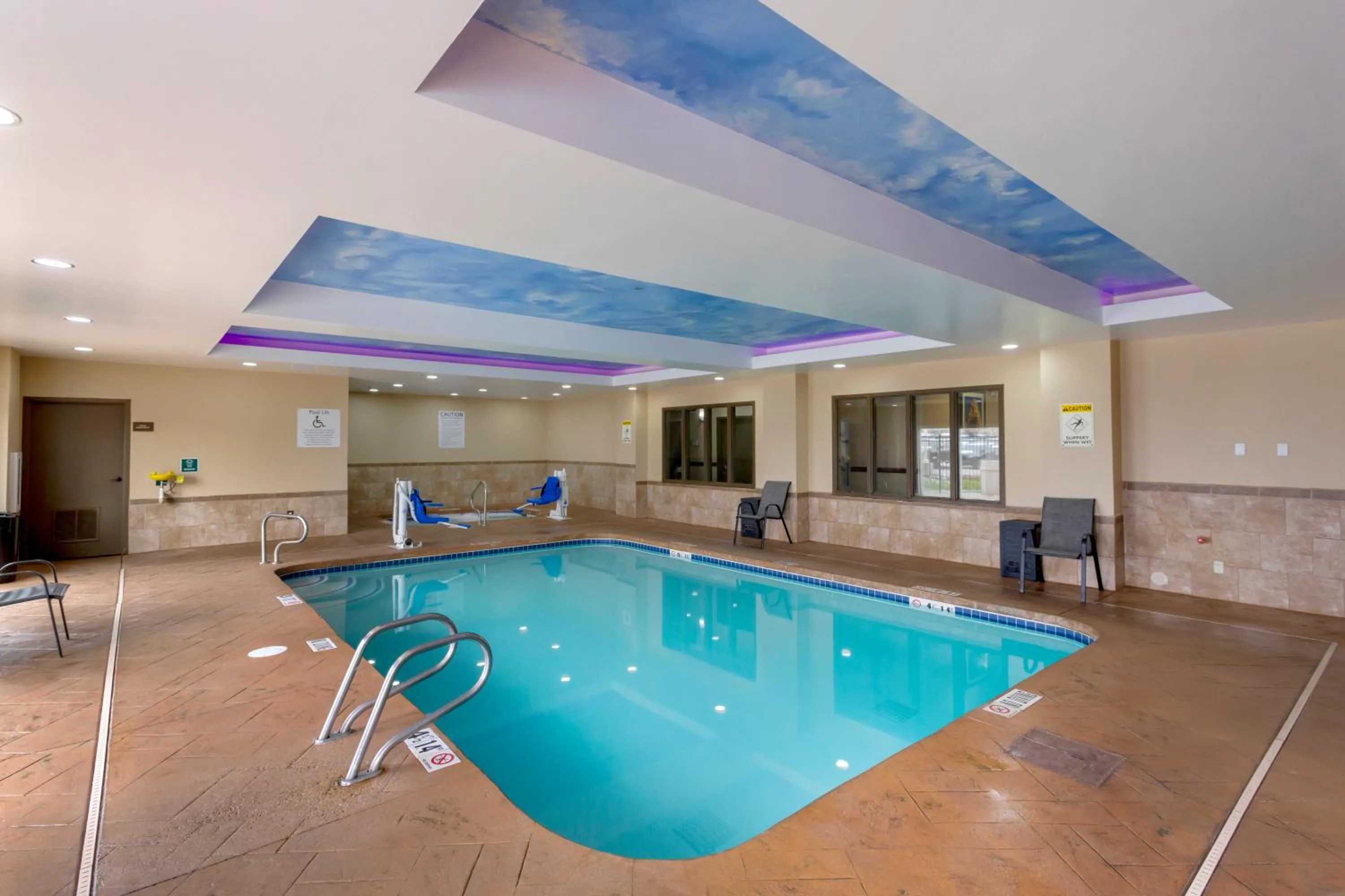Swimming pool in Comfort Inn & Suites Woods Cross - Salt Lake City North