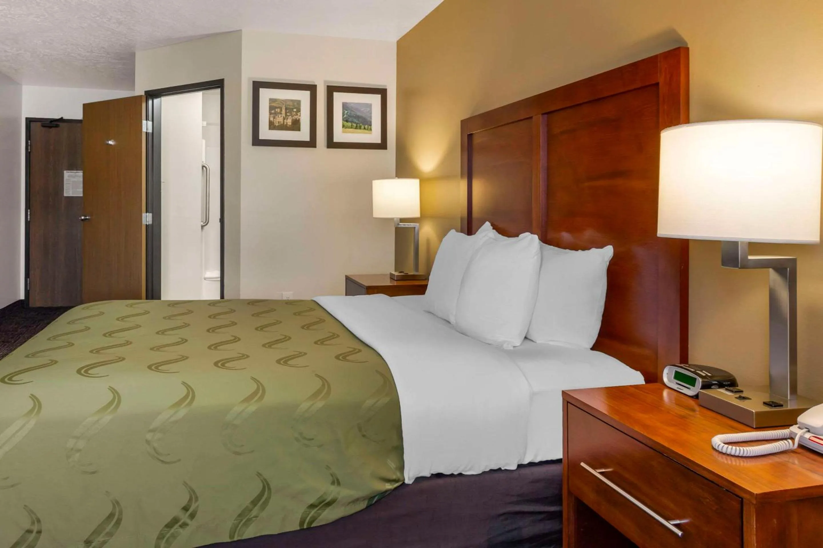 Bedroom, Bed in Quality Inn Logan near University