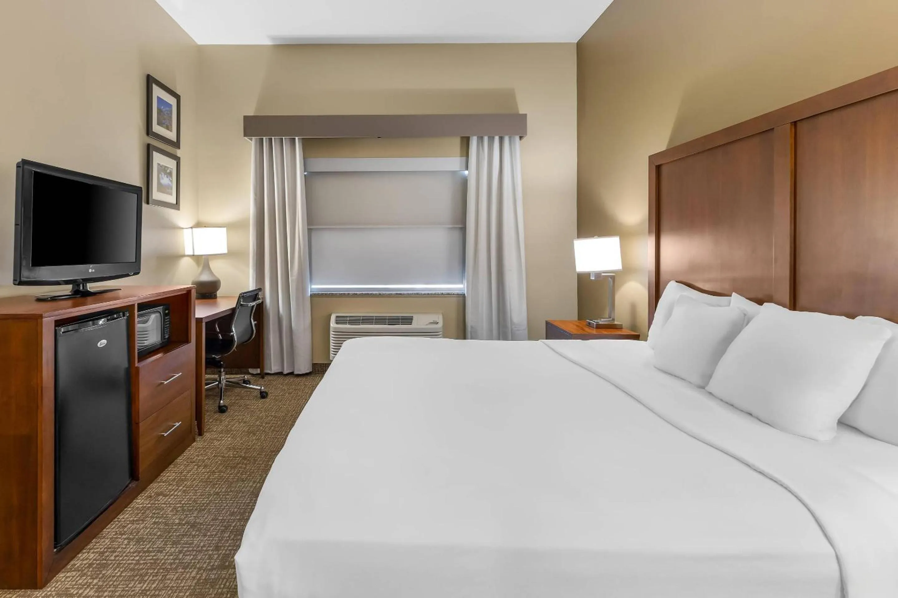 Bedroom, Bed in Comfort Inn Ogden near Event Center