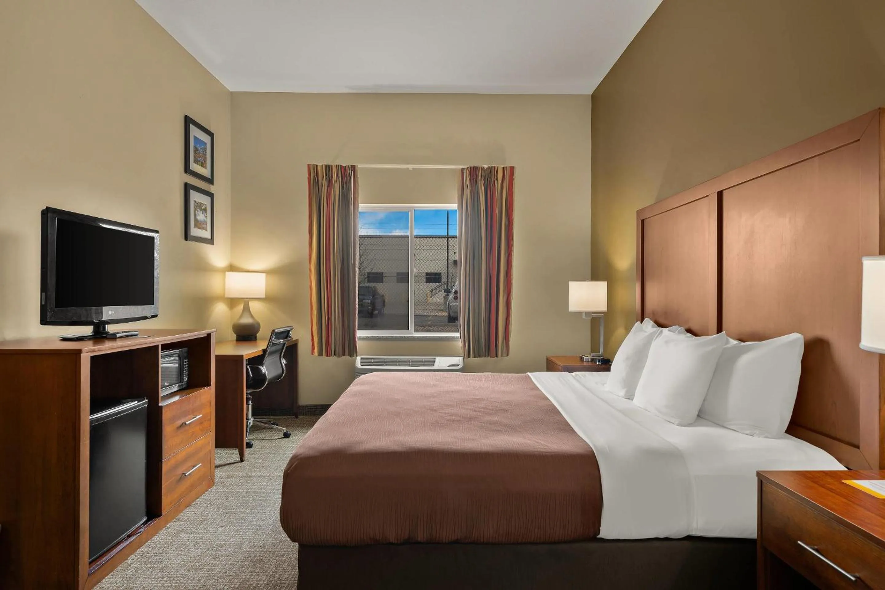 Bedroom, Bed in Comfort Inn Ogden near Event Center