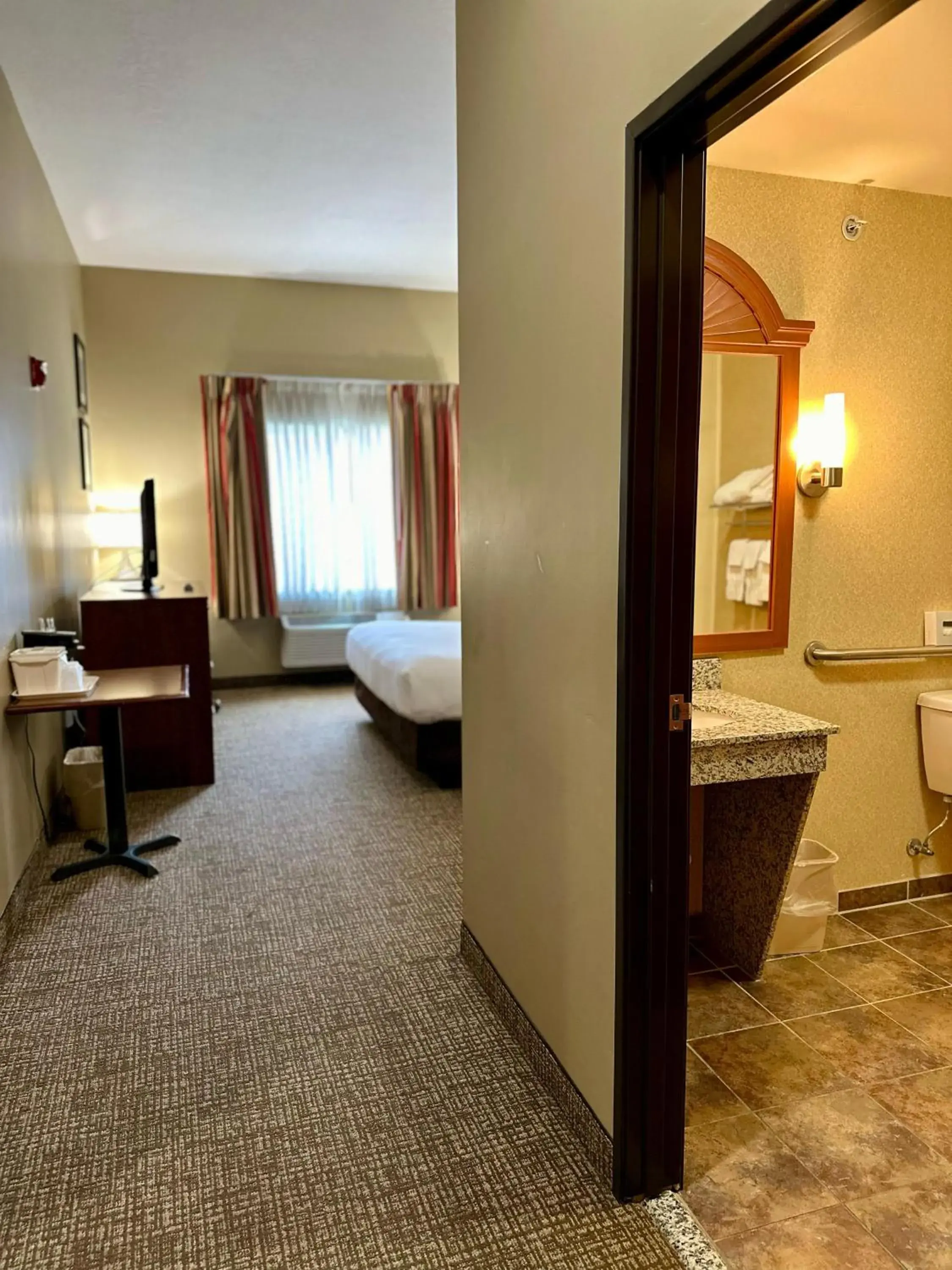 King Room with Tub - Accessible/Non Smoking in Comfort Inn Ogden near Event Center King Room with Tub - Accessible/Non Smoking in Comfort Inn Ogden near Event Center