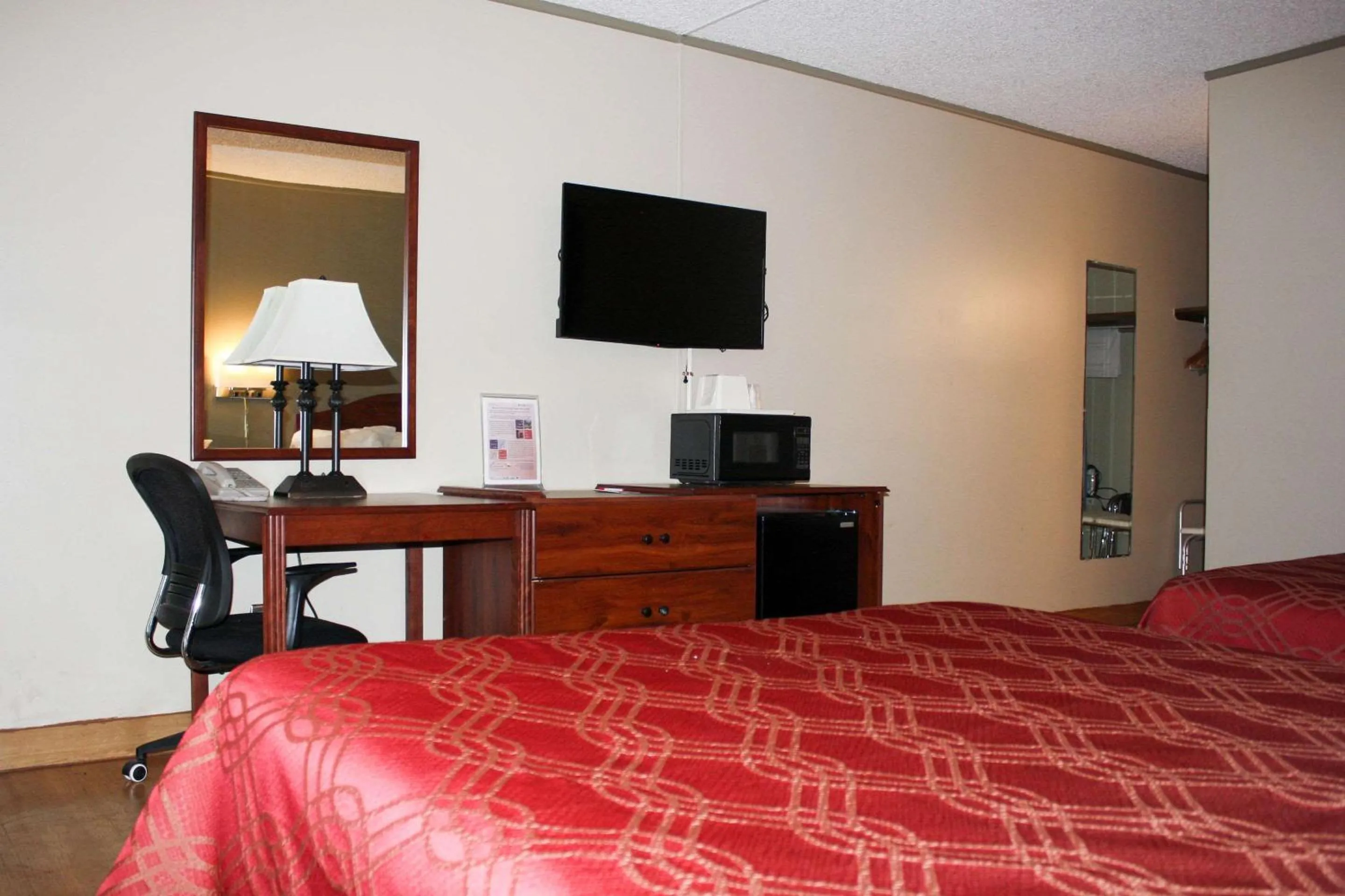 Photo of the whole room, Bed in Econo Lodge Salina Scenic Route 89 & I-70