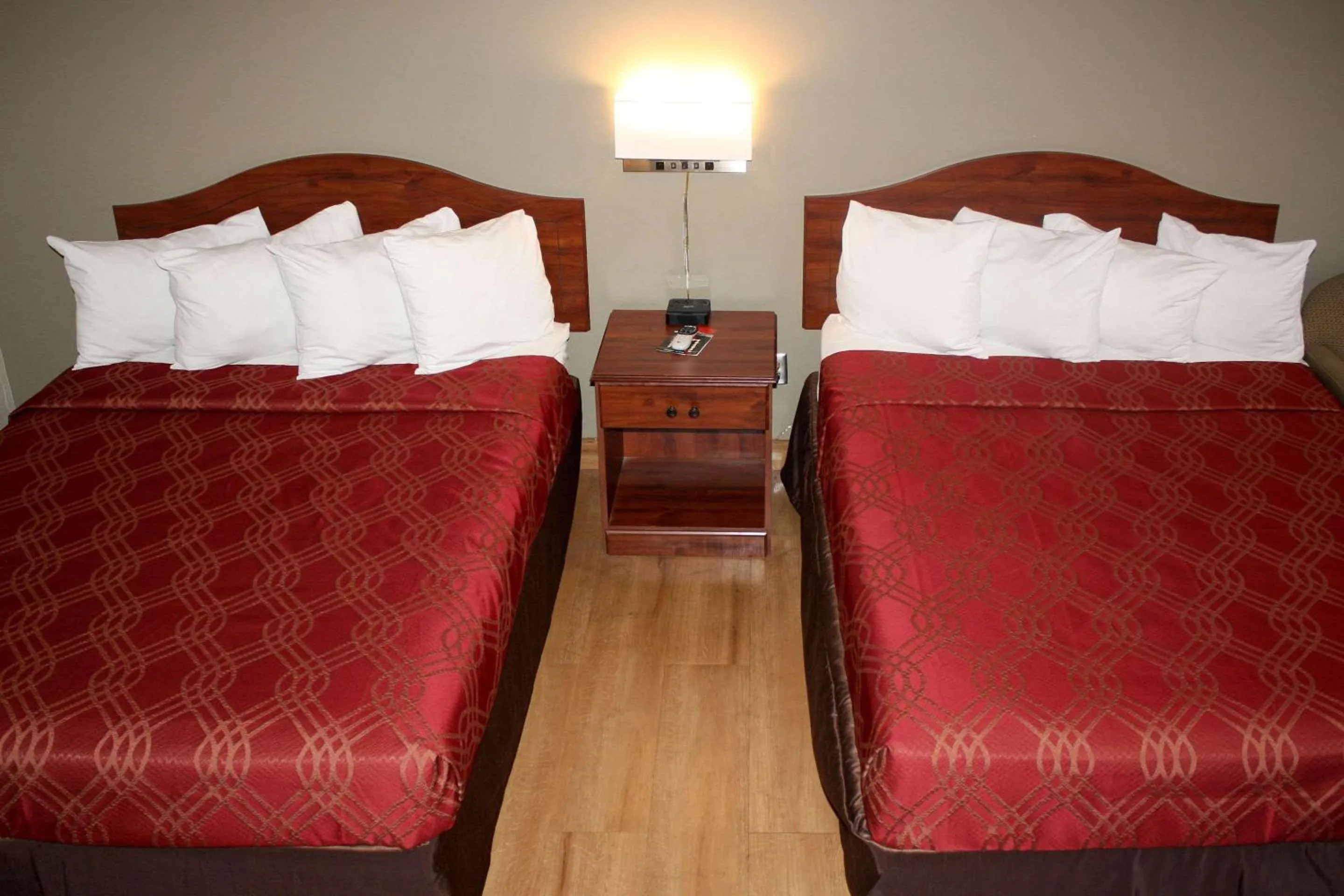 Photo of the whole room, Bed in Econo Lodge Salina Scenic Route 89 & I-70