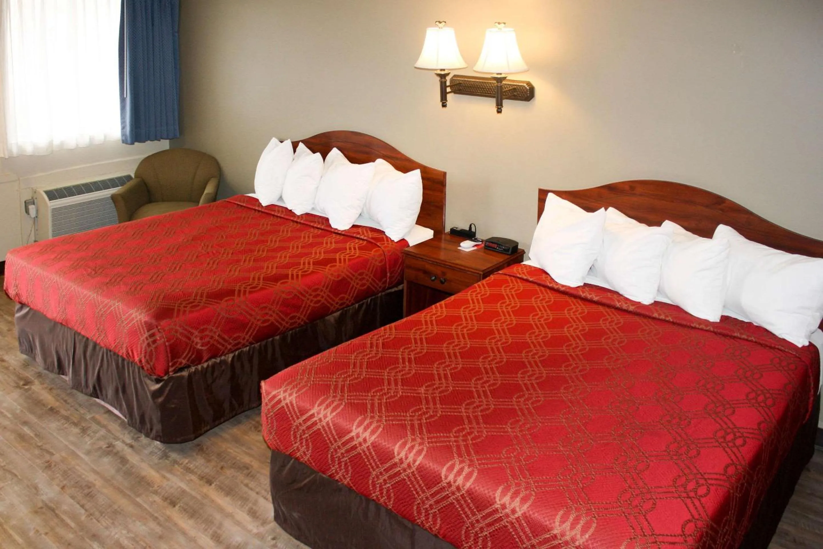 Photo of the whole room, Bed in Econo Lodge Salina Scenic Route 89 & I-70