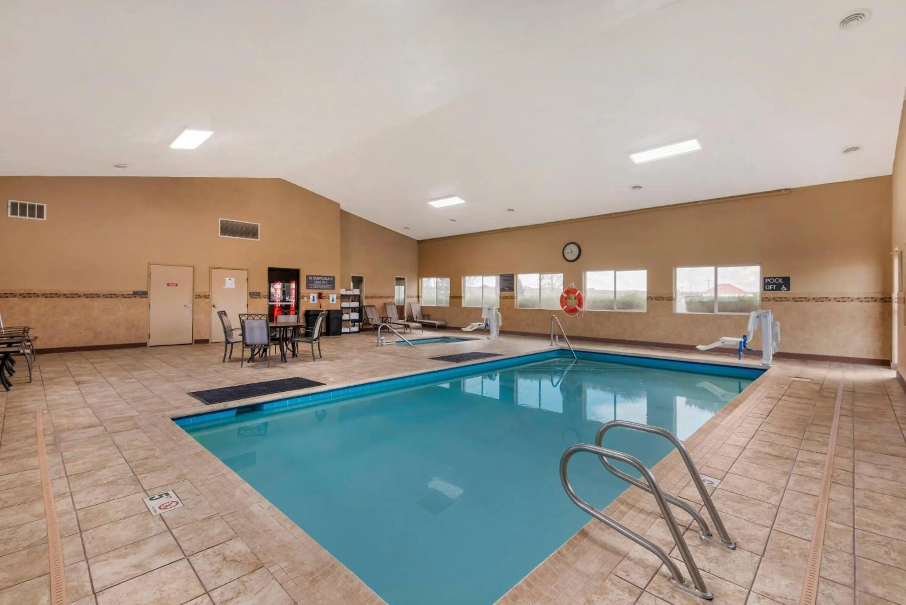 Swimming pool in Comfort Inn Green River National Park Area