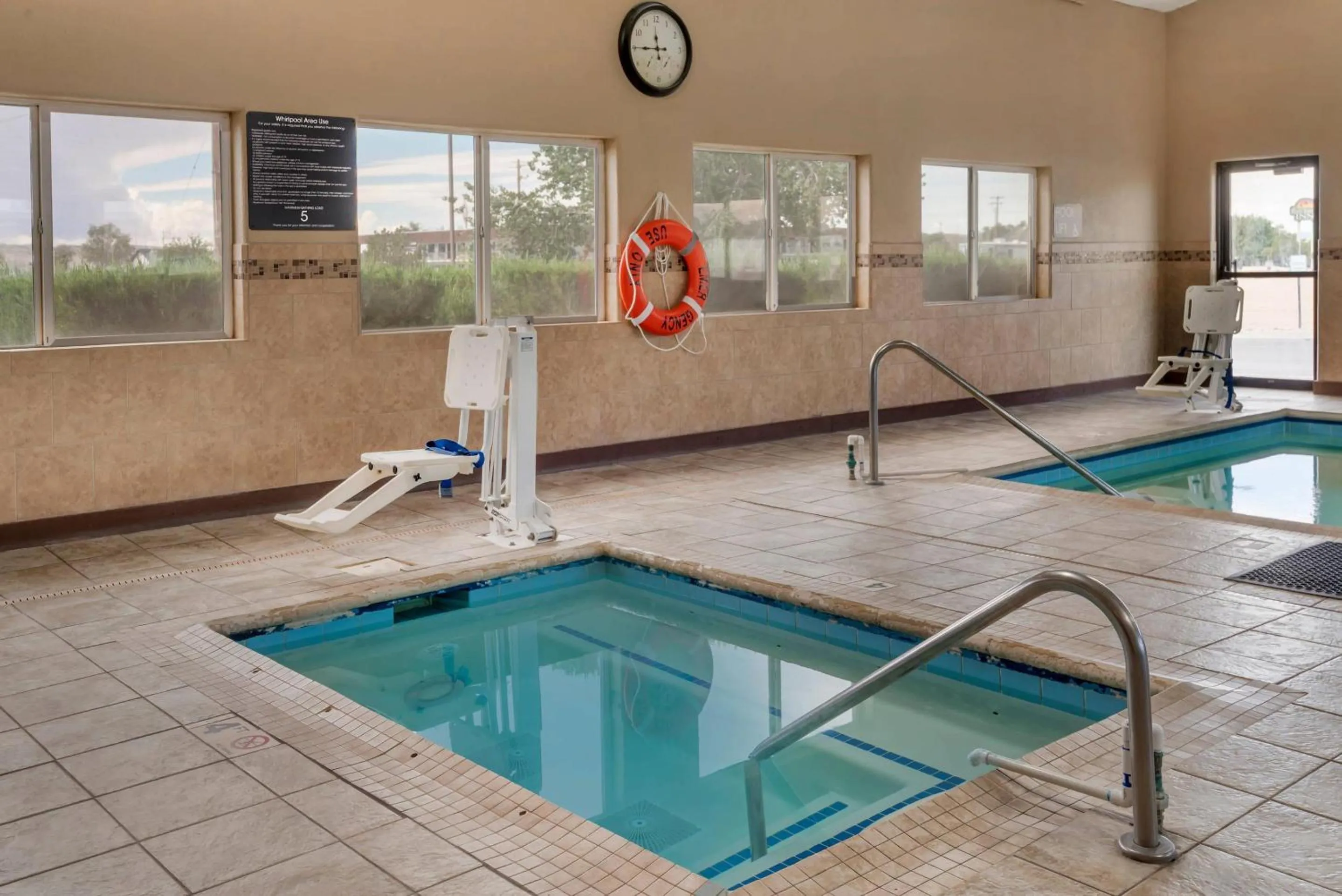 Swimming pool in Comfort Inn Green River National Park Area
