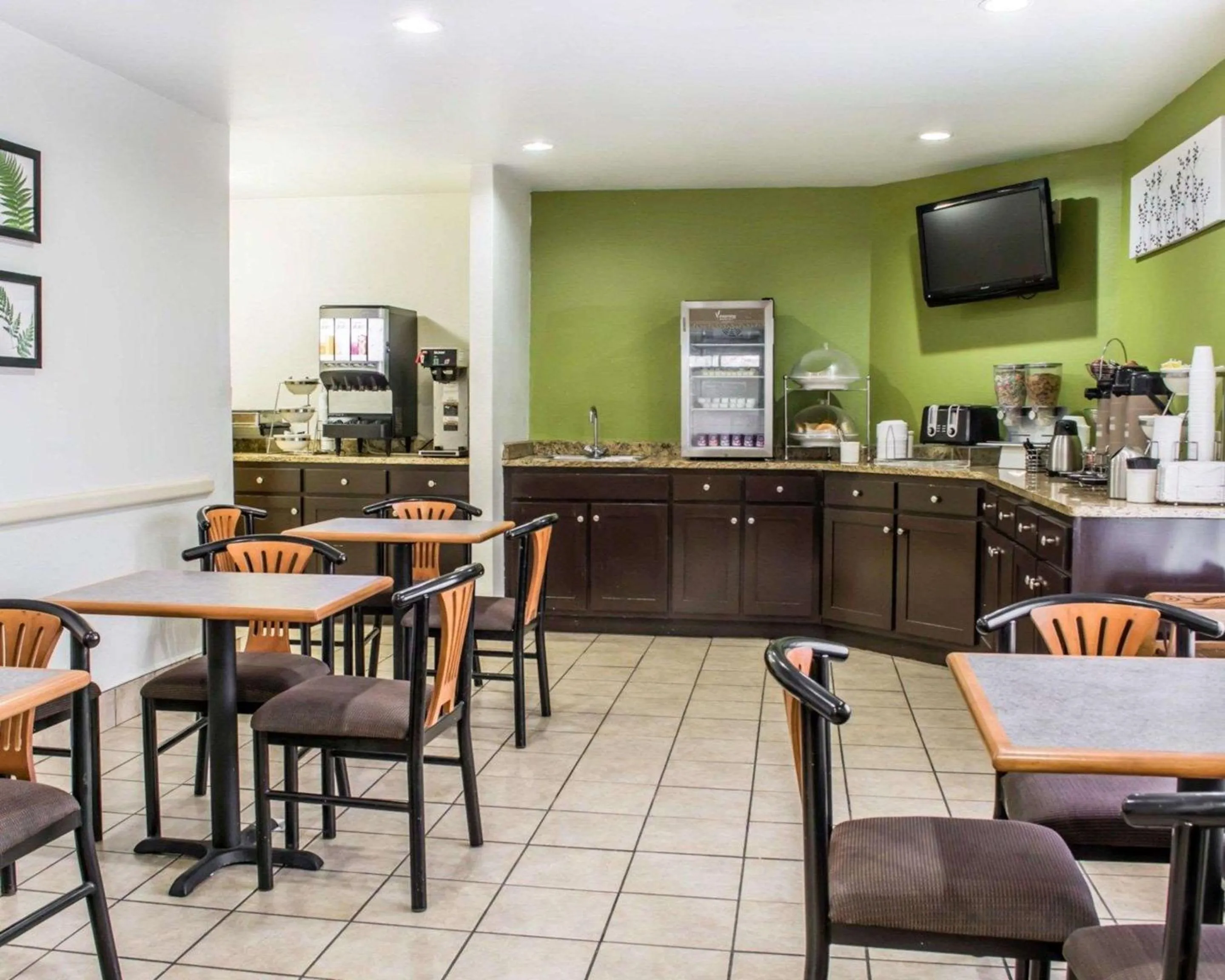 Restaurant/places to eat in Sleep Inn Richmond South