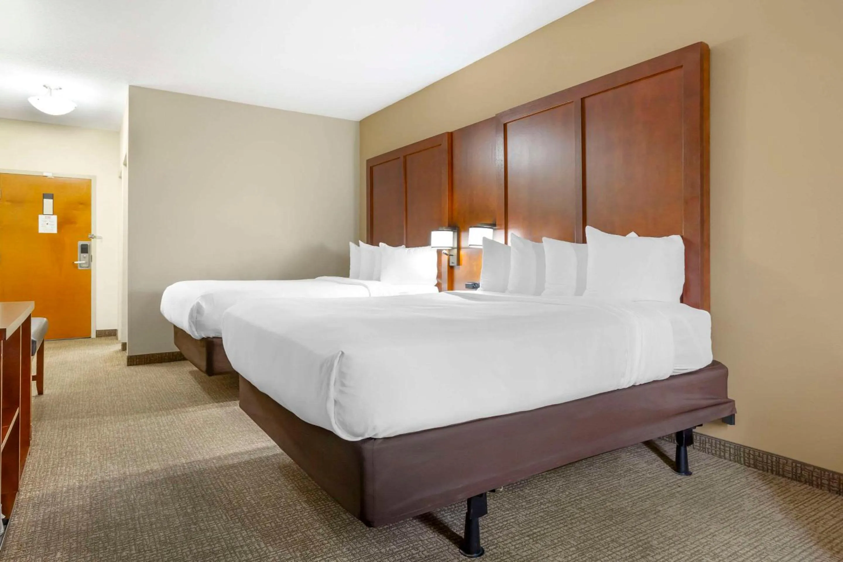 Bedroom, Bed in Comfort Suites Inn at Ridgewood Farm