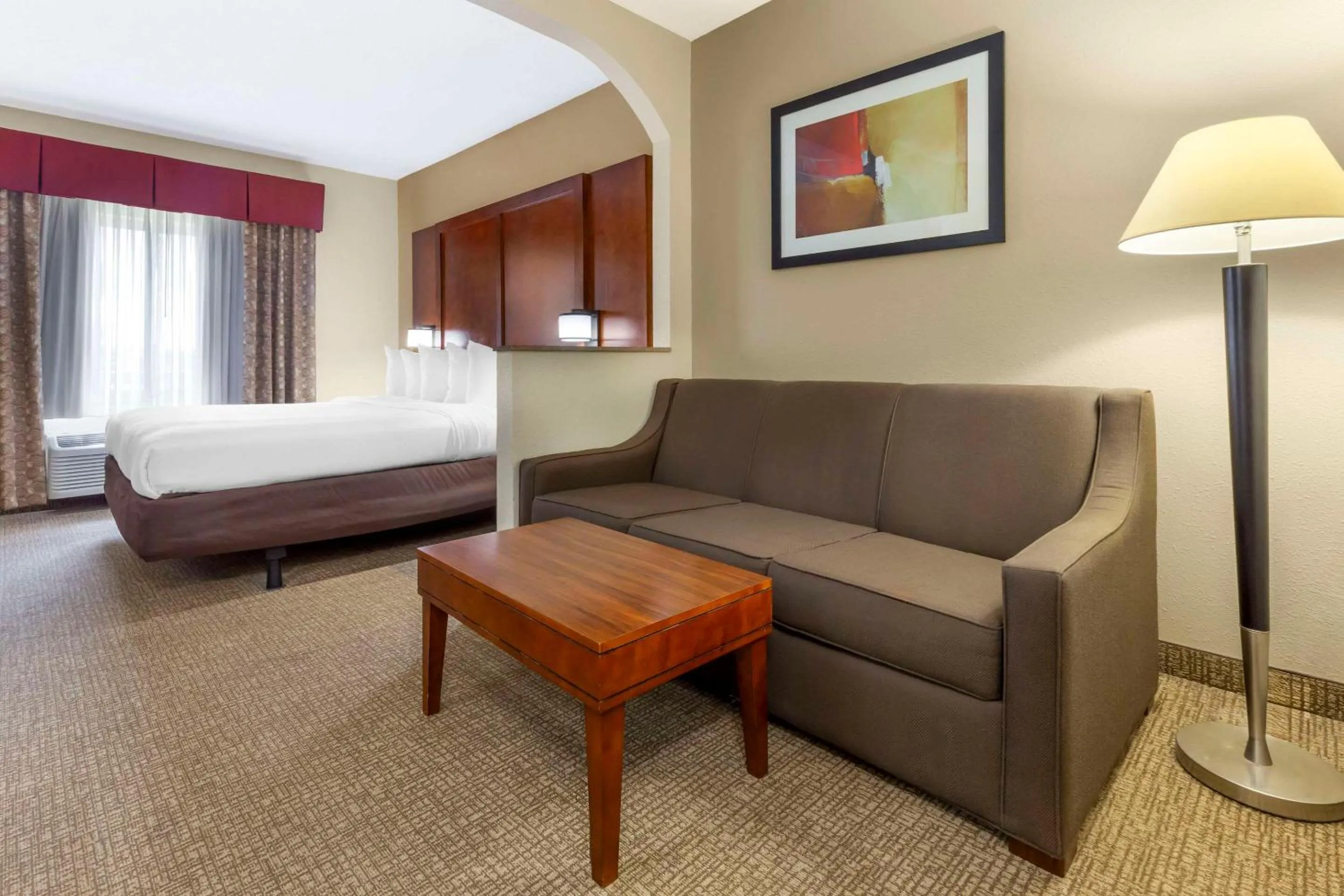 Bedroom, Bed in Comfort Suites Inn at Ridgewood Farm