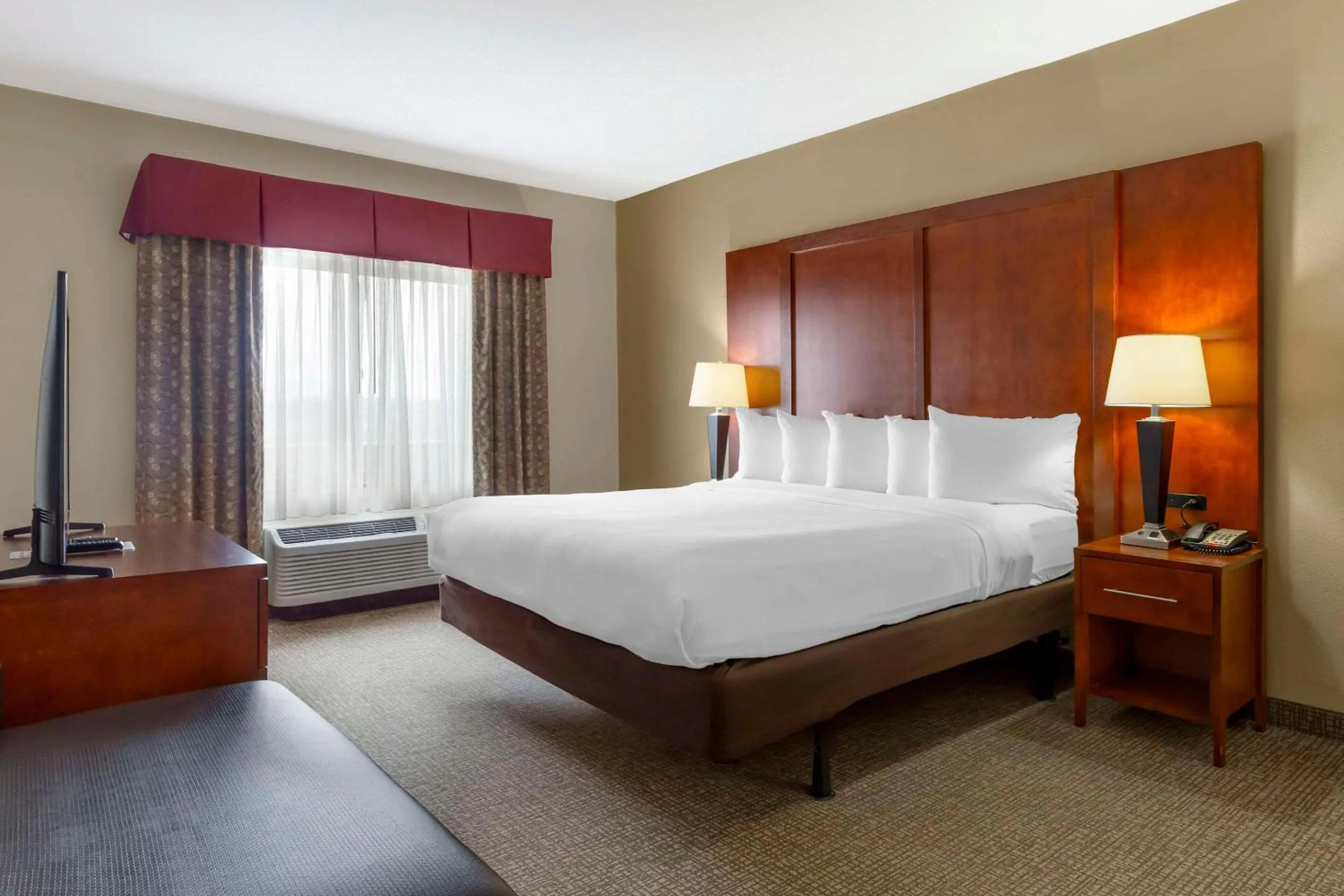 Bedroom, Bed in Comfort Suites Inn at Ridgewood Farm