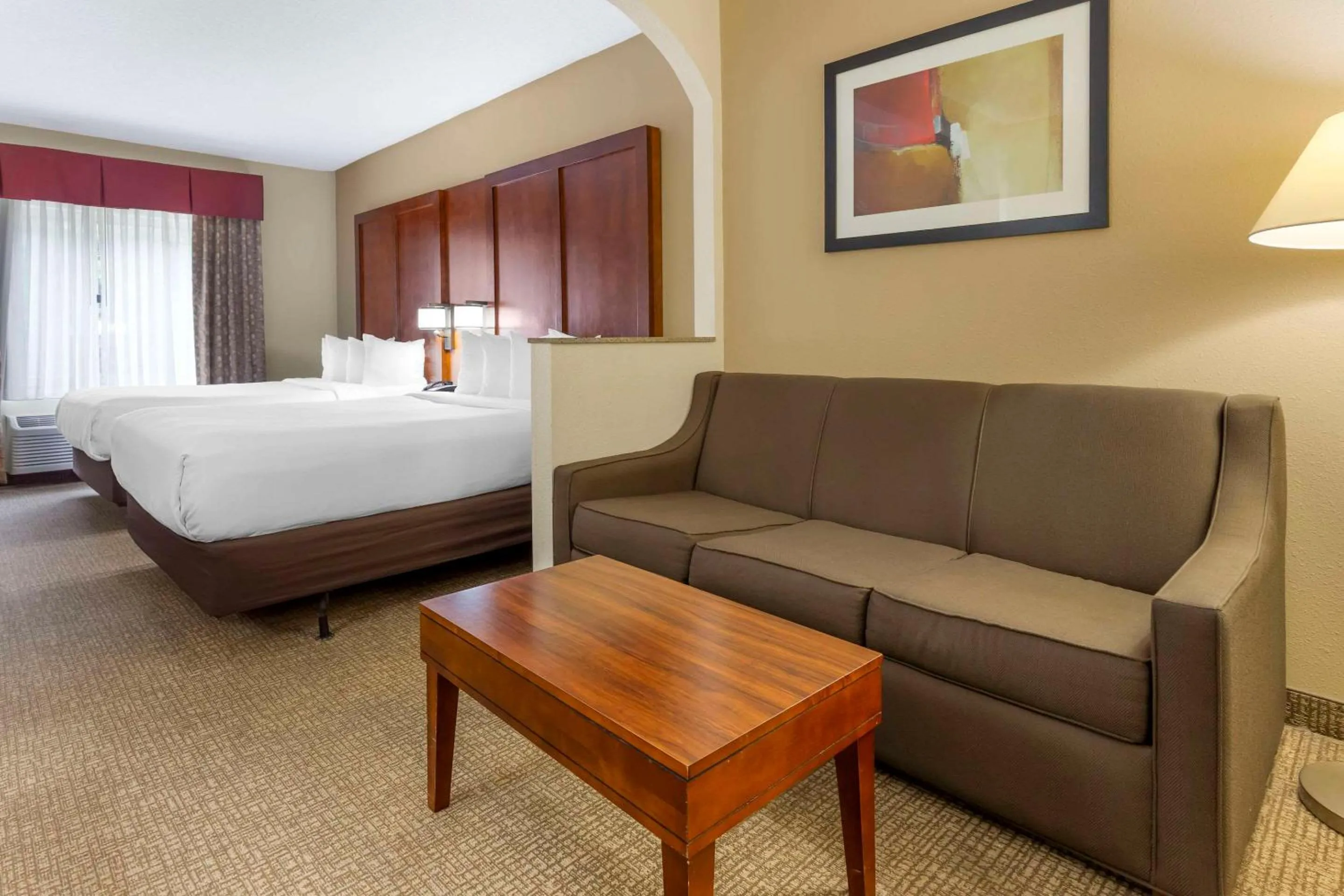 Bedroom, Bed in Comfort Suites Inn at Ridgewood Farm