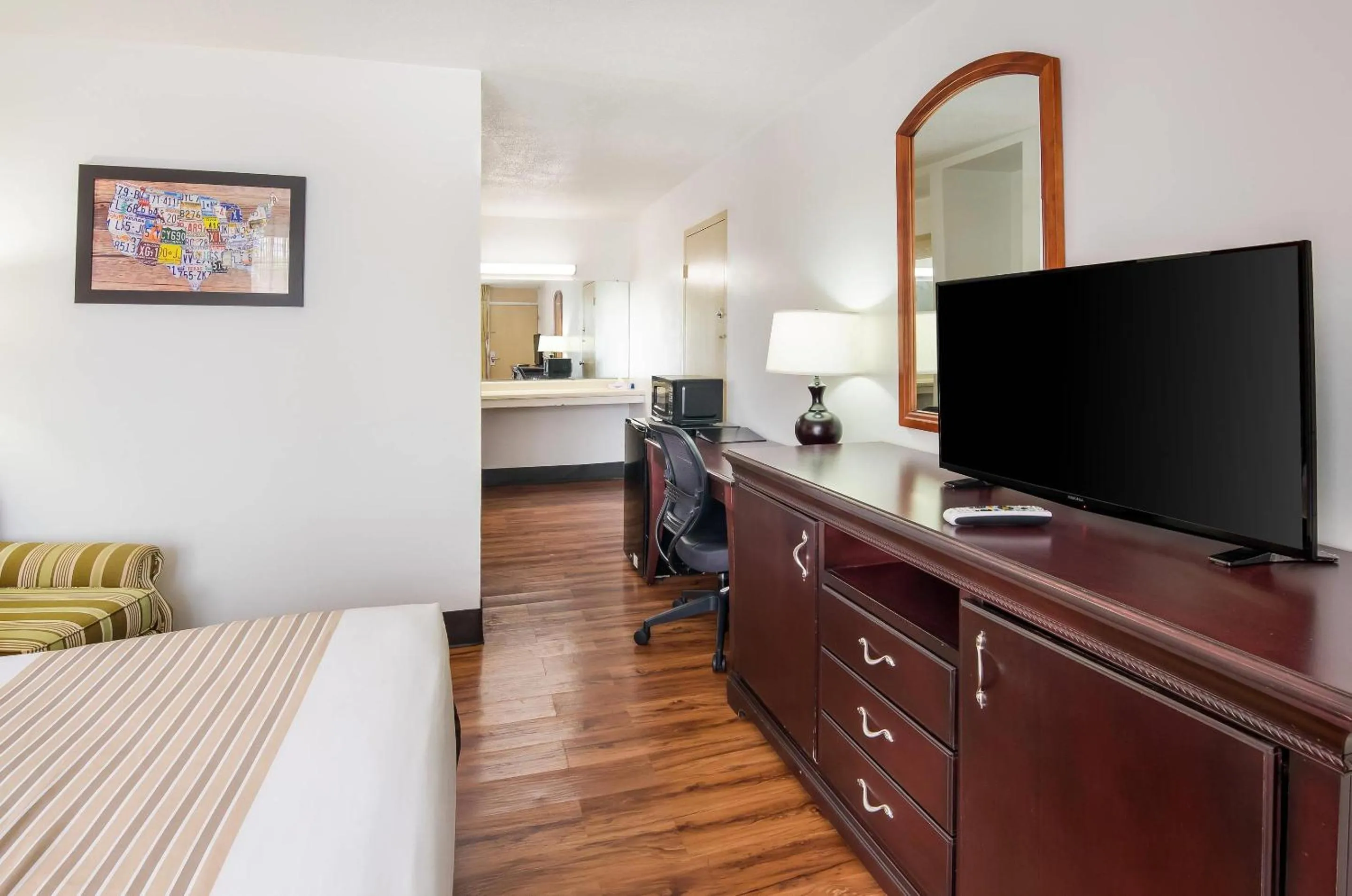 Bedroom, Bed in Econo Lodge Marion I-81