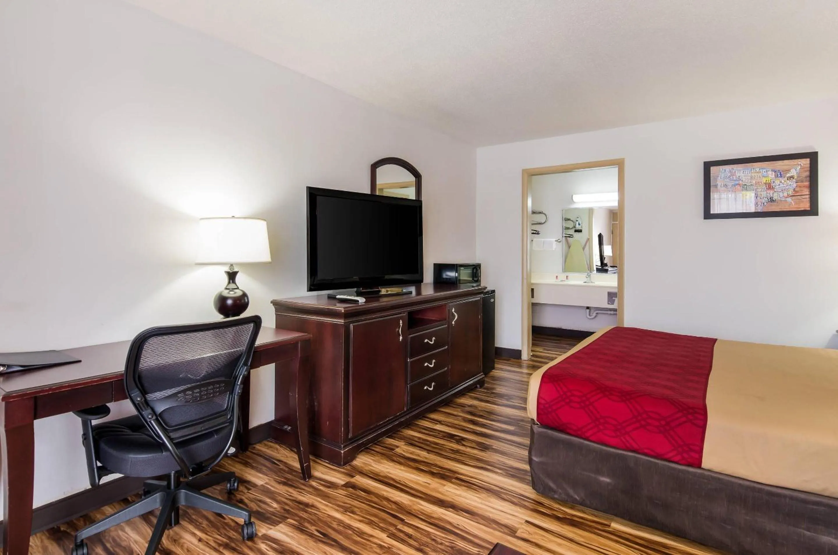 Bedroom in Econo Lodge Marion I-81