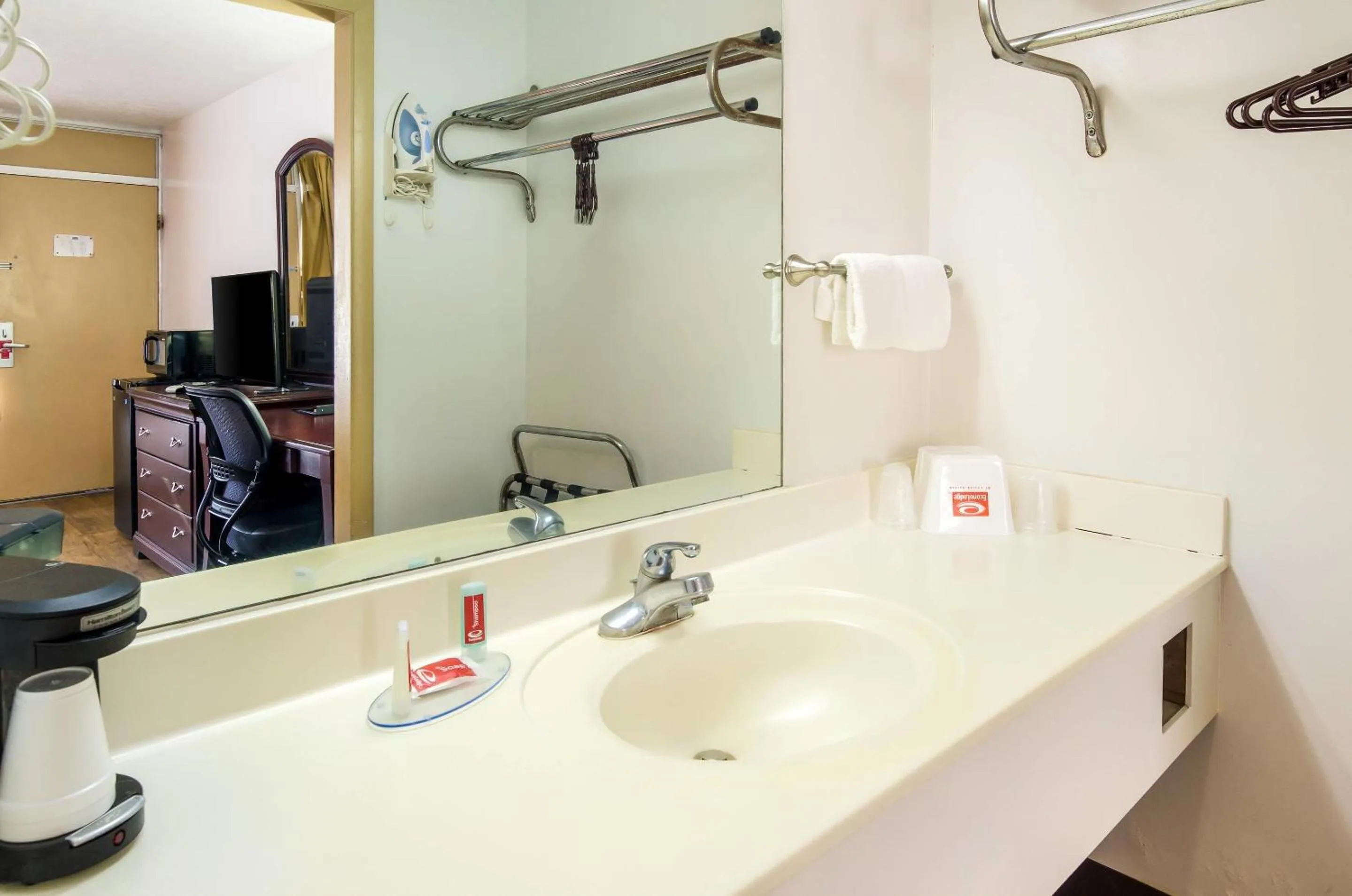 Bedroom in Econo Lodge Marion I-81