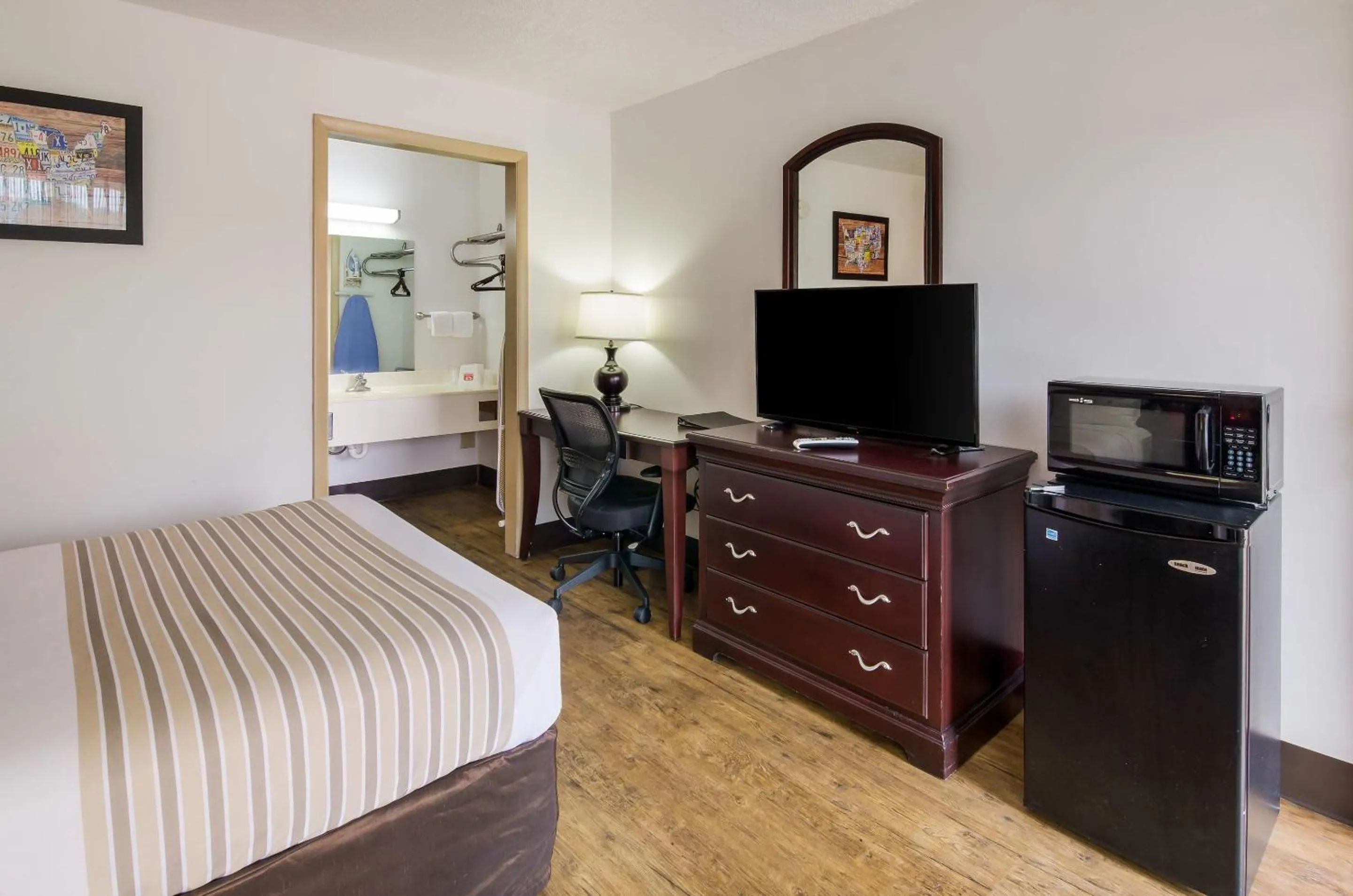 Bedroom, Bed in Econo Lodge Marion I-81