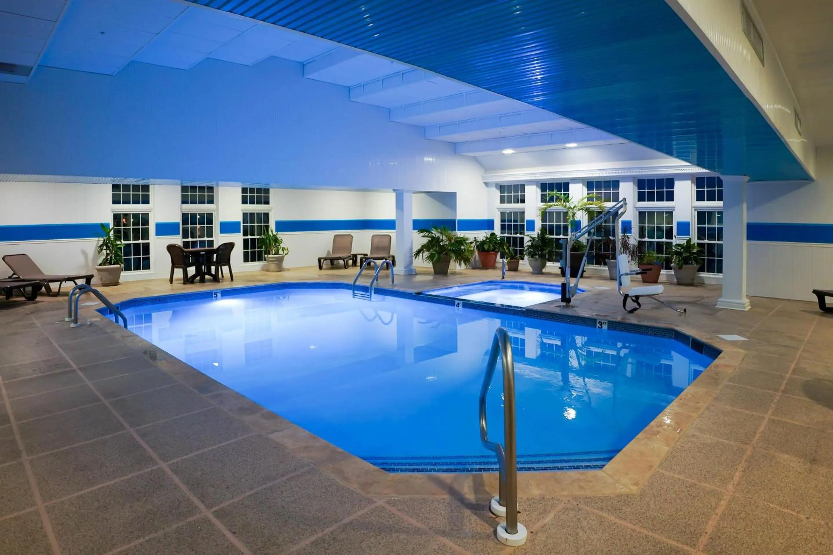 Swimming pool in Comfort Suites Chincoteague Island Bayfront Resort