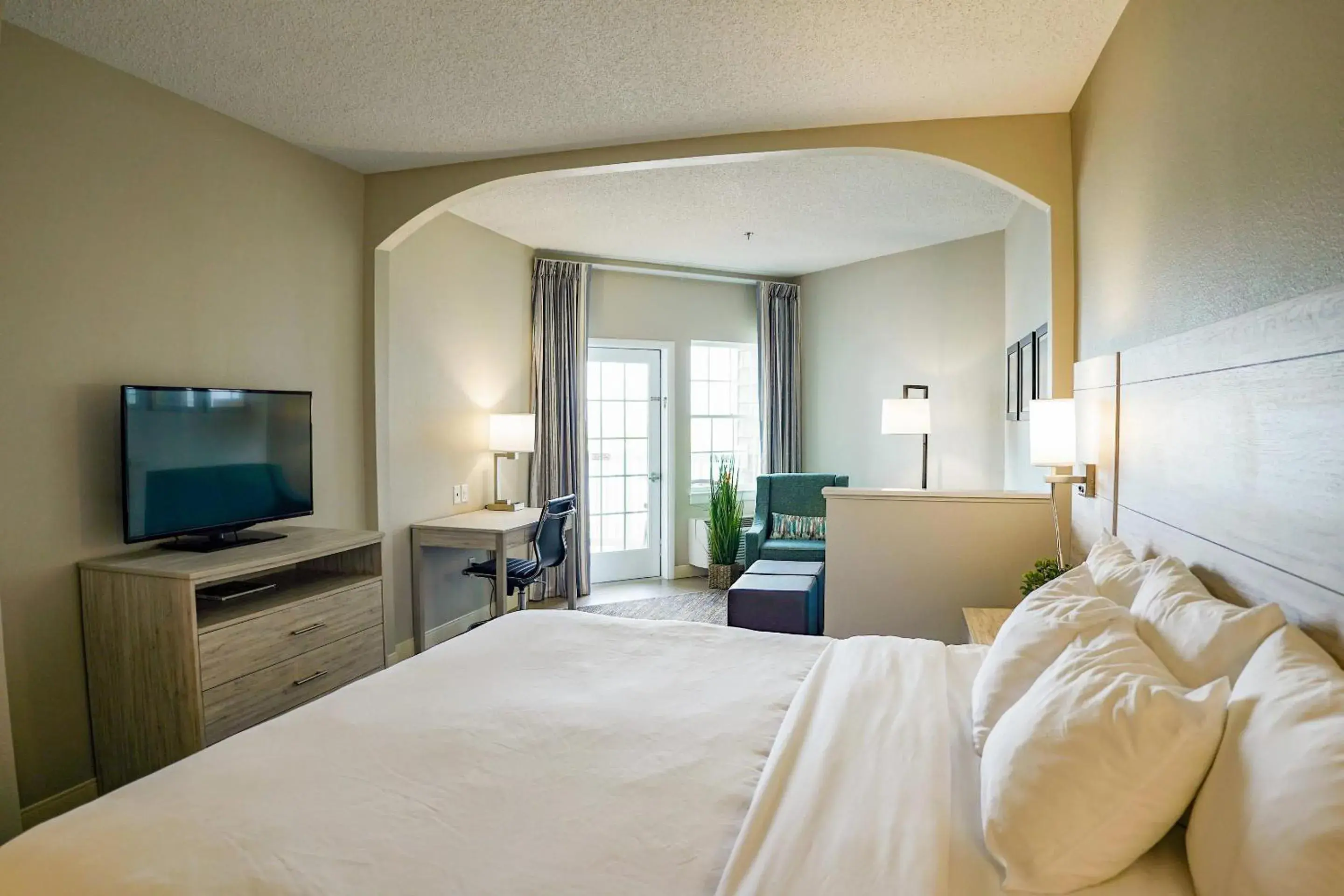 Deluxe View King Suite in Comfort Suites Chincoteague Island Bayfront Resort Deluxe View King Suite in Comfort Suites Chincoteague Island Bayfront Resort