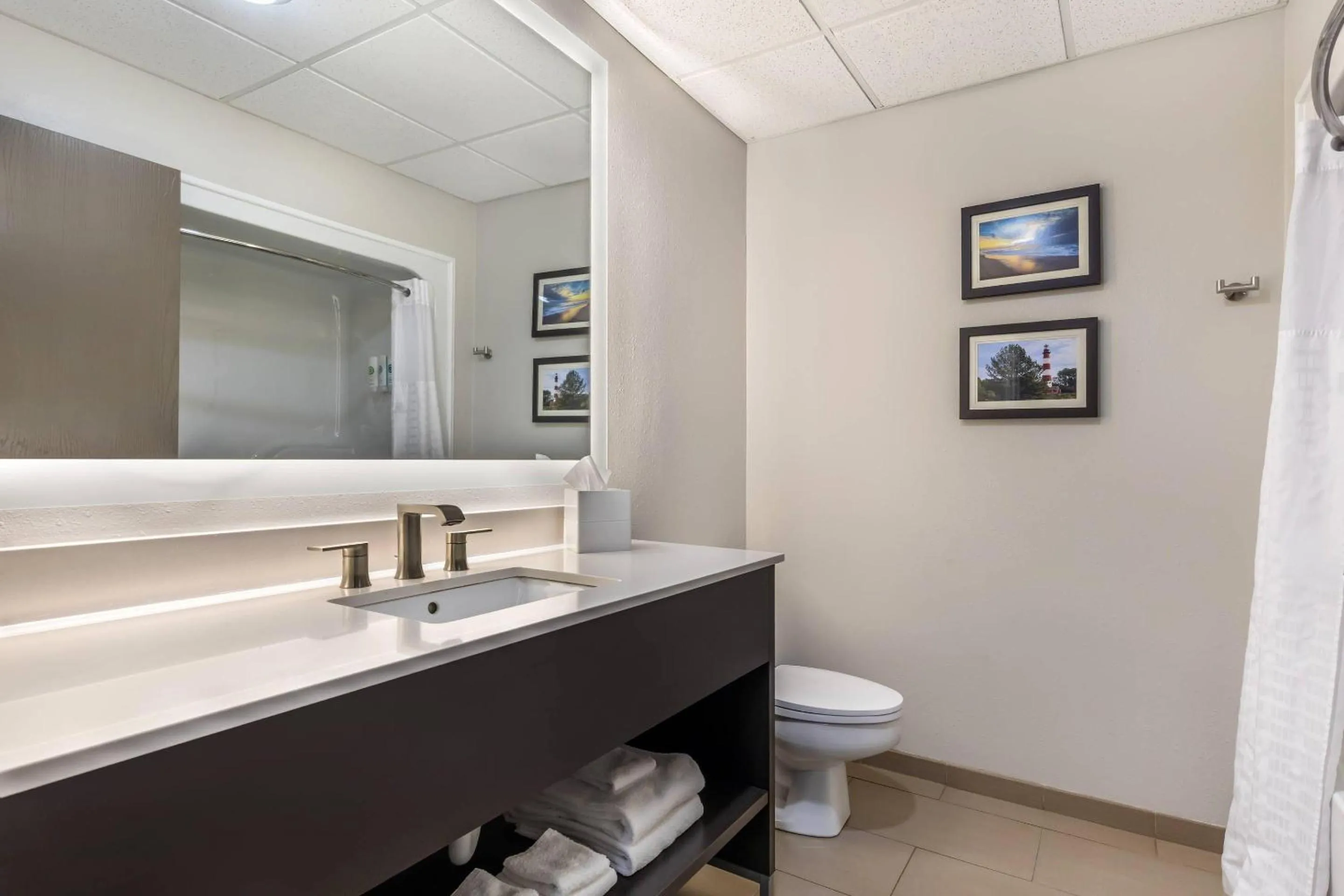 King Suite - Non-Smoking in Comfort Suites Chincoteague Island Bayfront Resort