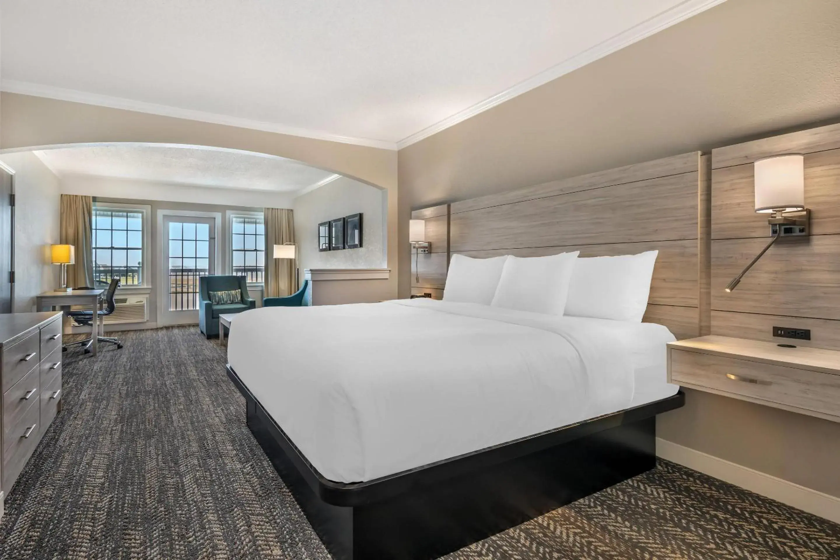 Bedroom, Bed in Comfort Suites Chincoteague Island Bayfront Resort Bedroom, Bed in Comfort Suites Chincoteague Island Bayfront Resort