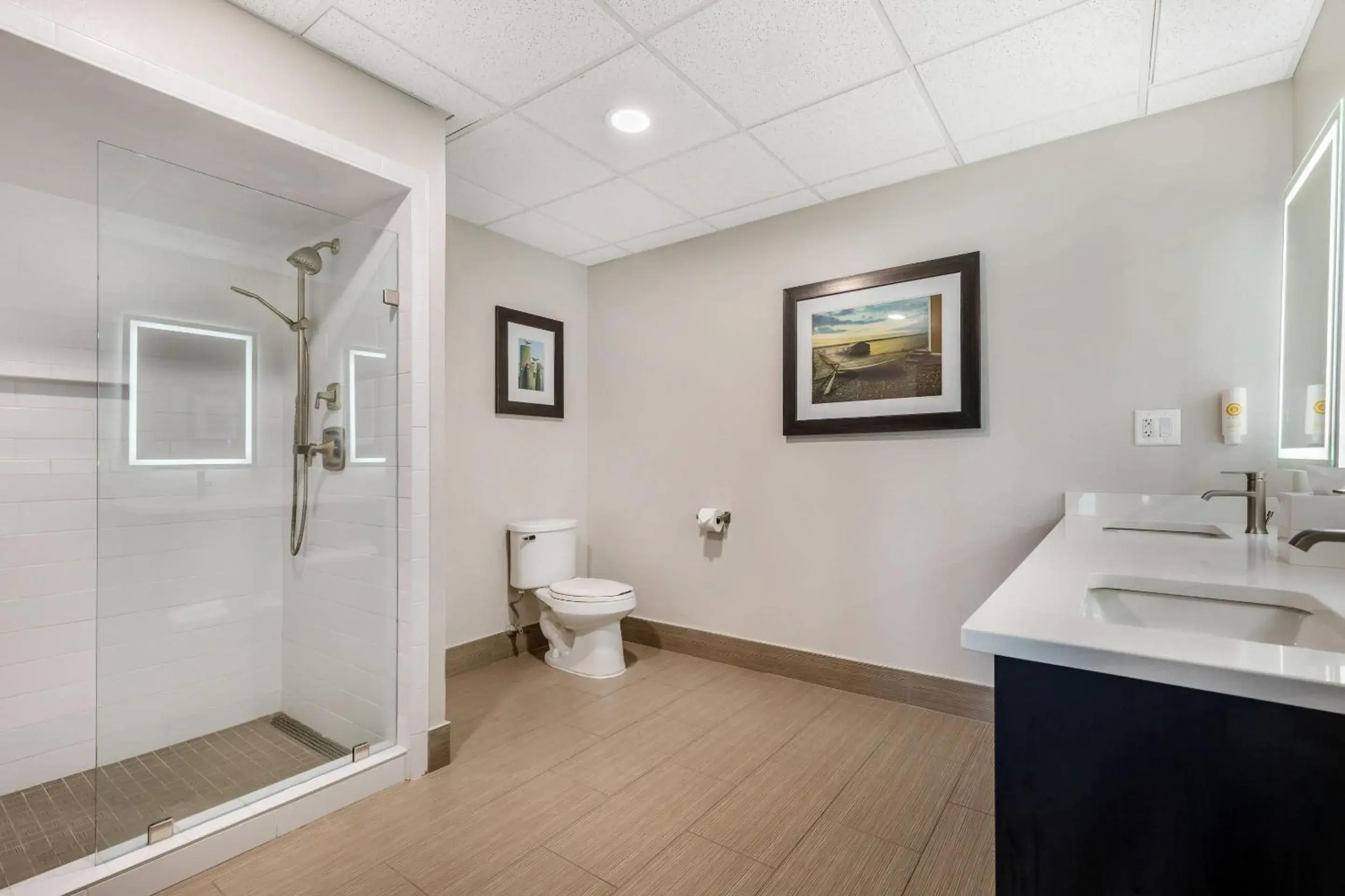 Bedroom in Comfort Suites Chincoteague Island Bayfront Resort Bedroom in Comfort Suites Chincoteague Island Bayfront Resort