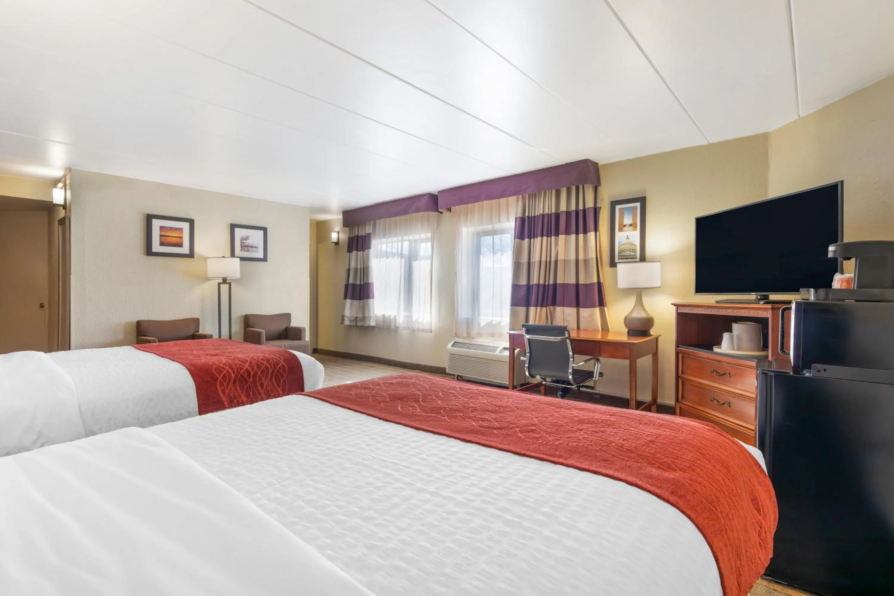 Photo of the whole room, Bed in Comfort Inn University Center