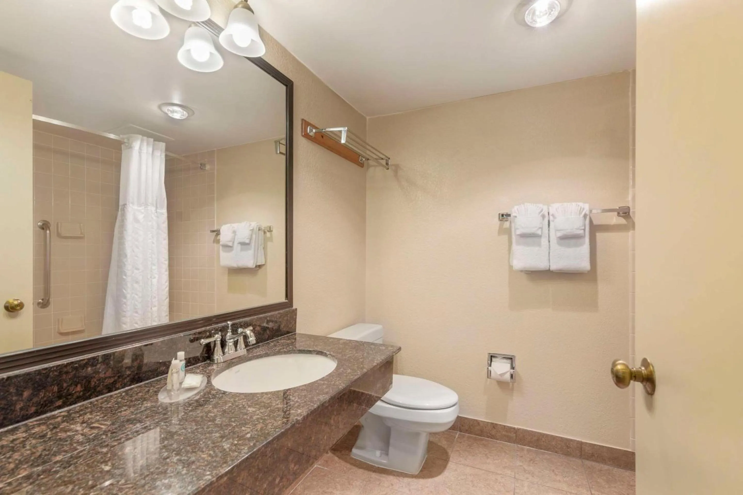 Bedroom in Comfort Inn University Center