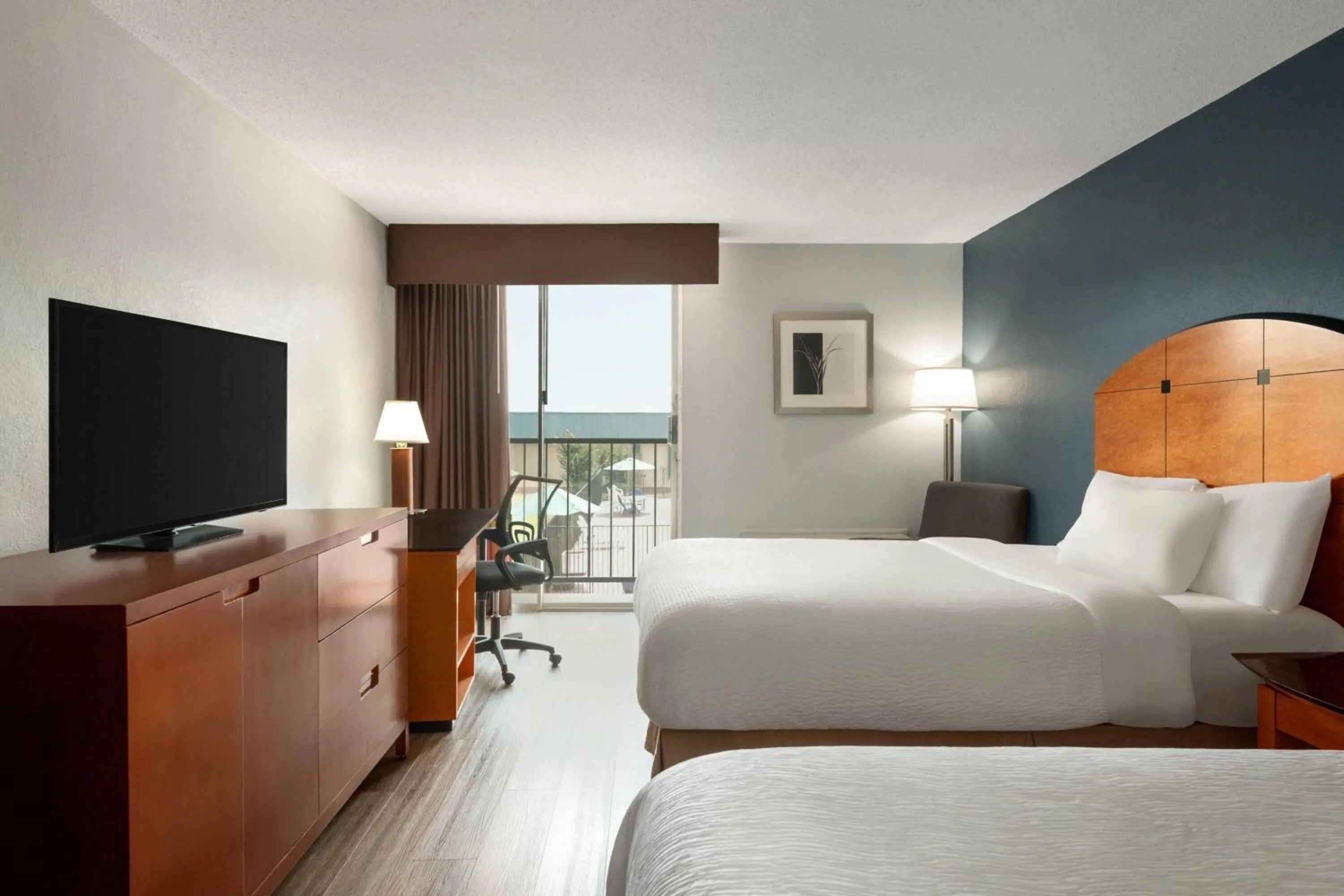 Photo of the whole room, Bed in Baymont by Wyndham Salem Roanoke Area