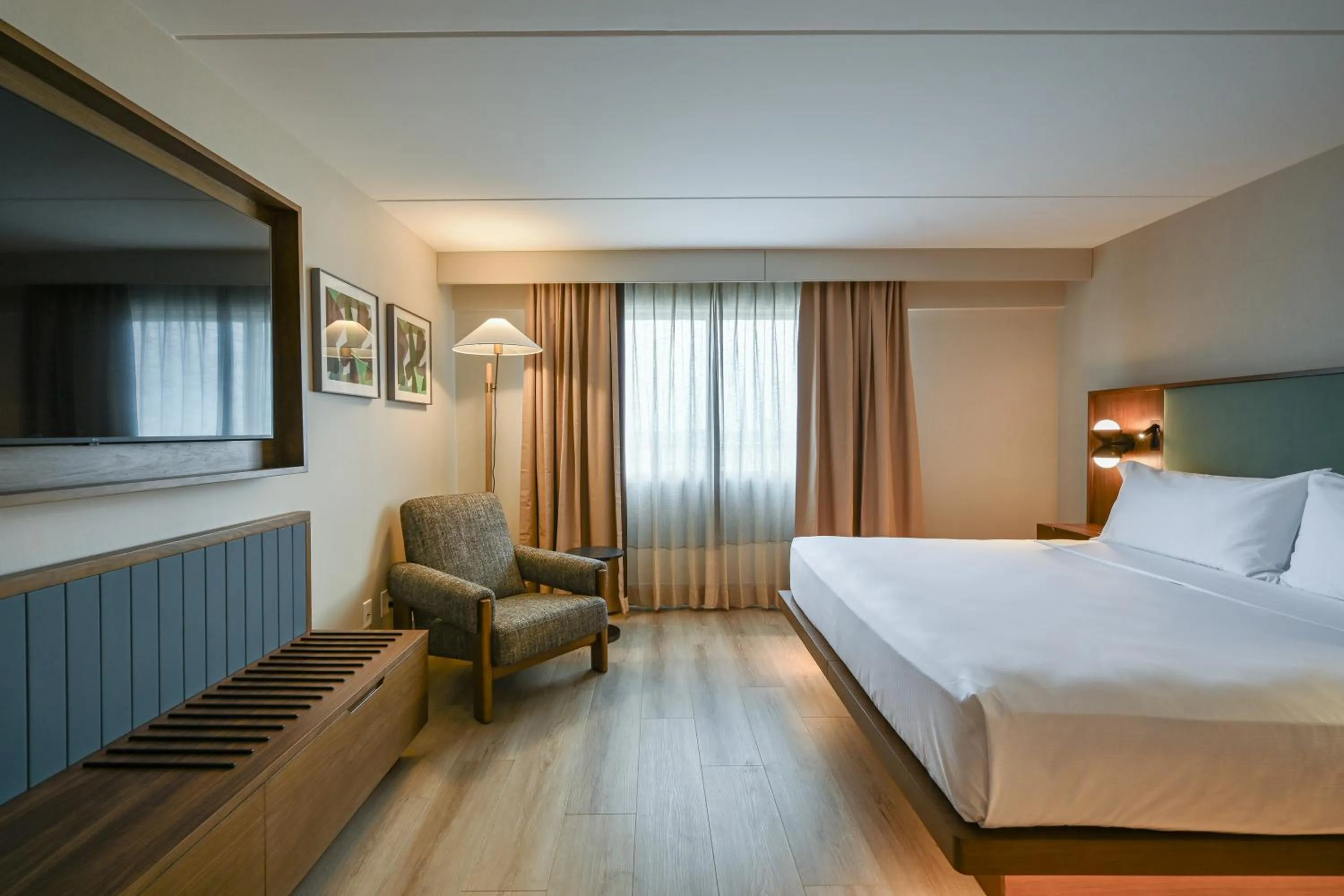 TV and multimedia, Bed in Hilton Winnipeg Airport Suites