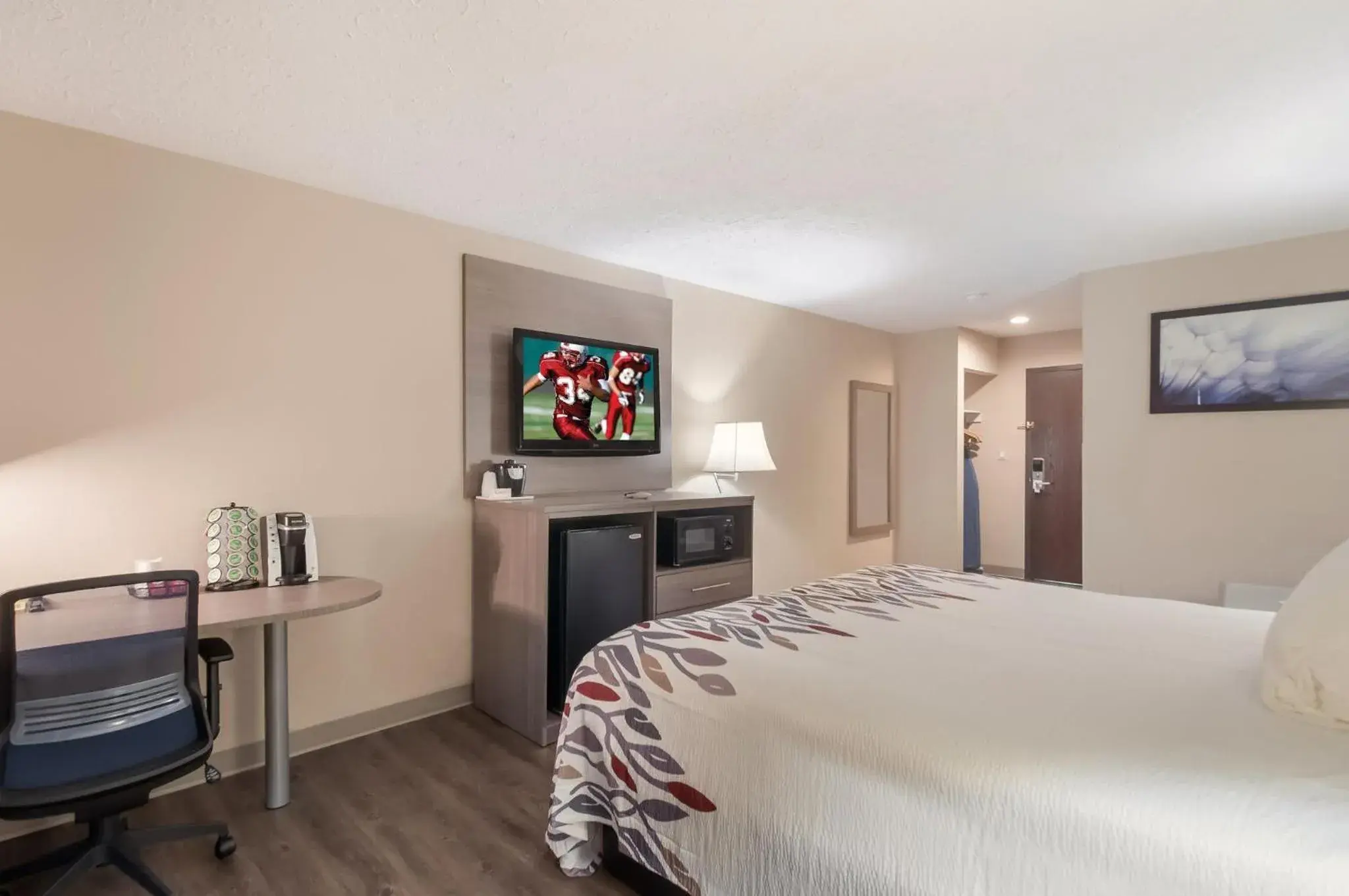 Photo of the whole room, Bed in Red Roof Inn Dahlgren - Naval Base Photo of the whole room, Bed in Red Roof Inn Dahlgren - Naval Base