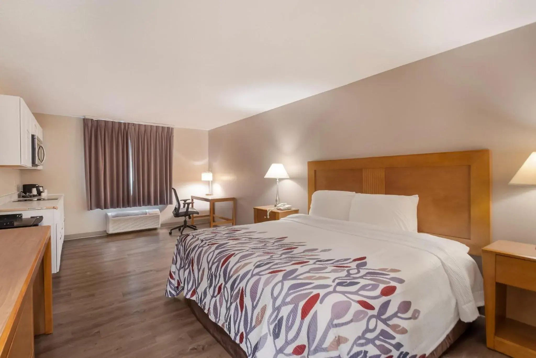 Superior King Room with Kitchenette Non-Smoking in Red Roof Inn Dahlgren - Naval Base Superior King Room with Kitchenette Non-Smoking in Red Roof Inn Dahlgren - Naval Base